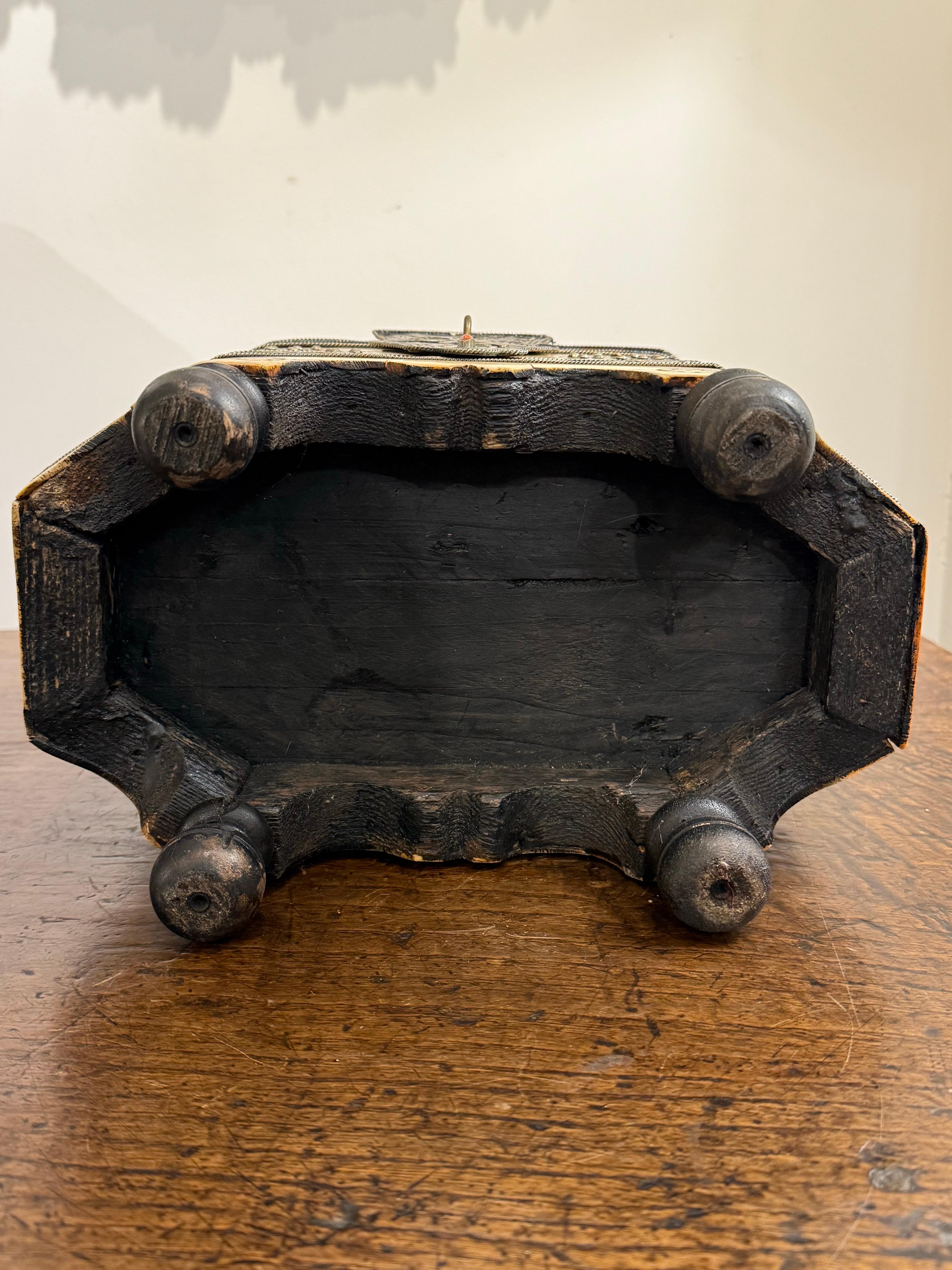 Caja decorativa marroquí con tapa, Siglo XX Tallado a mano en venta