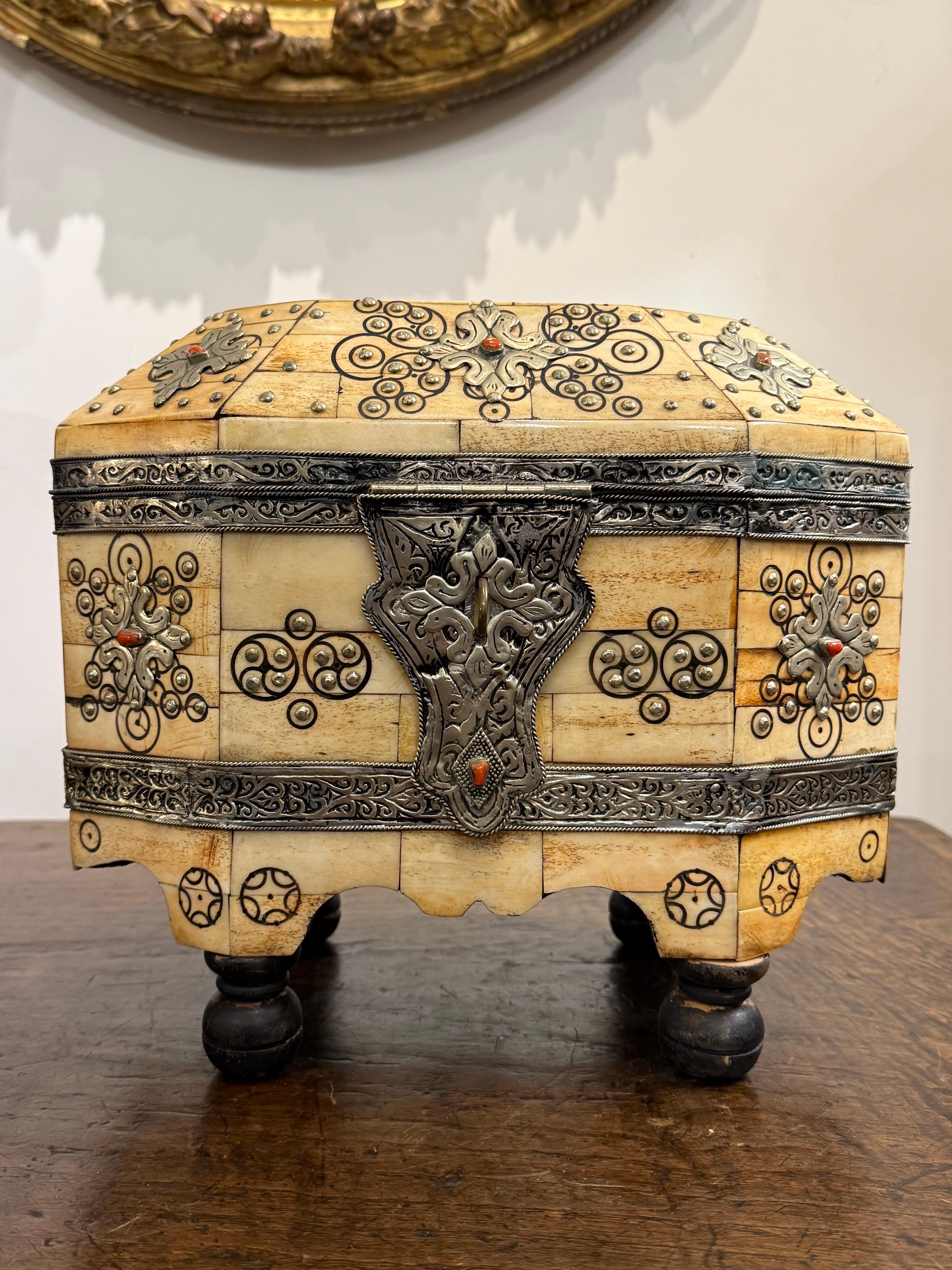 Caja decorativa marroquí con tapa, Siglo XX en Bueno estado para la venta en ARMADALE, VIC