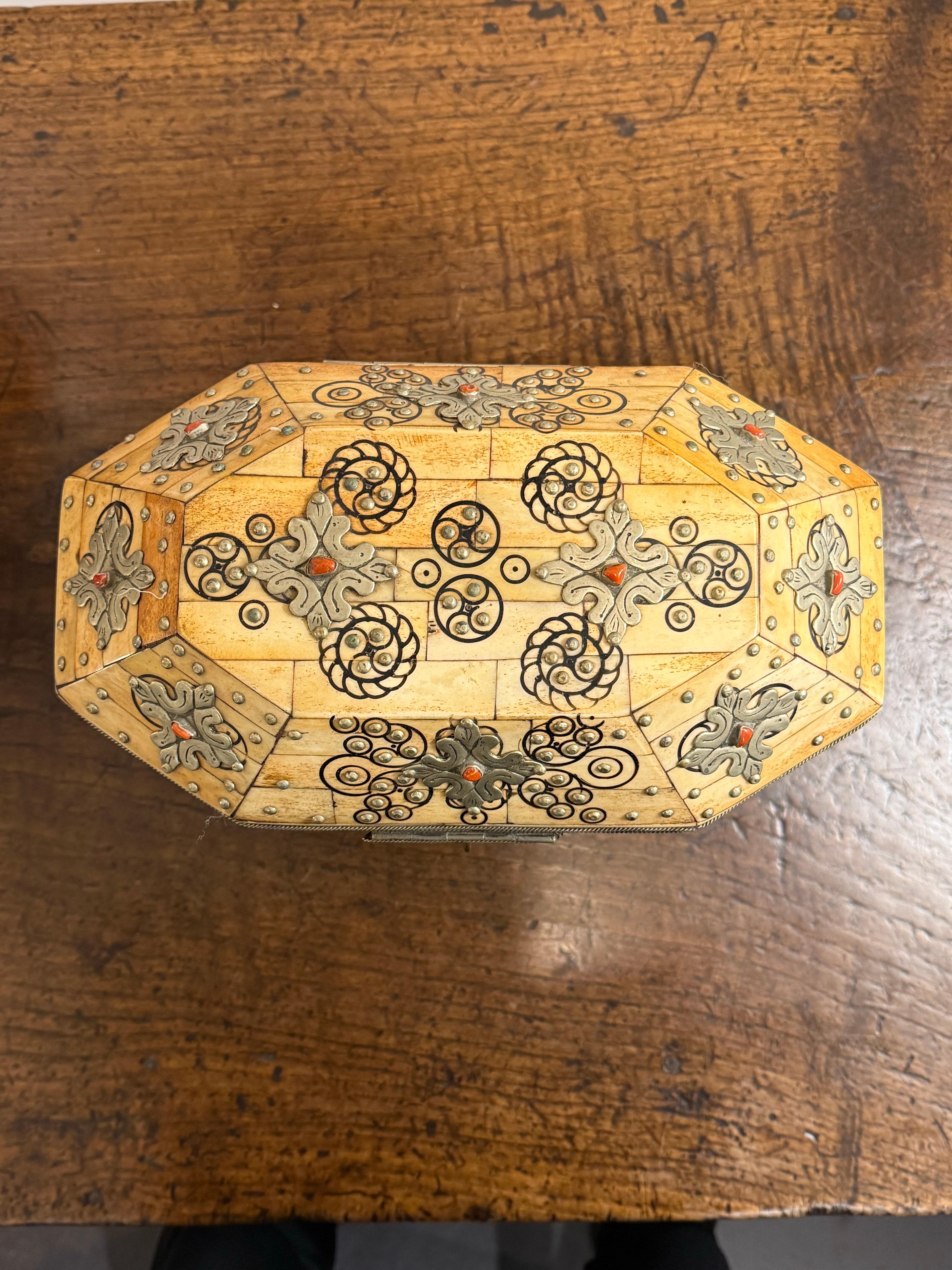 Caja decorativa marroquí con tapa, Siglo XX siglo XX en venta