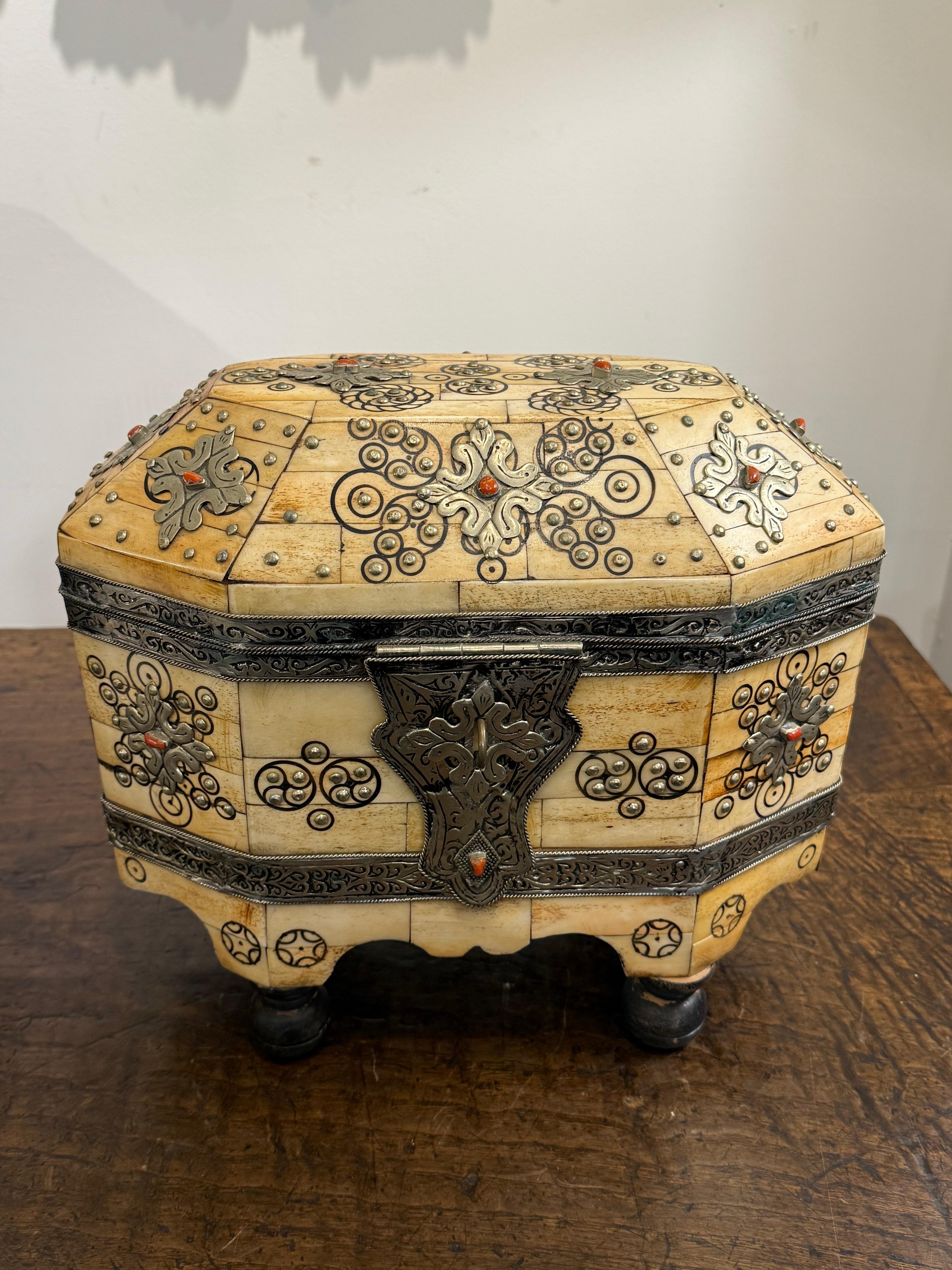 Caja decorativa marroquí con tapa, Siglo XX Latón en venta