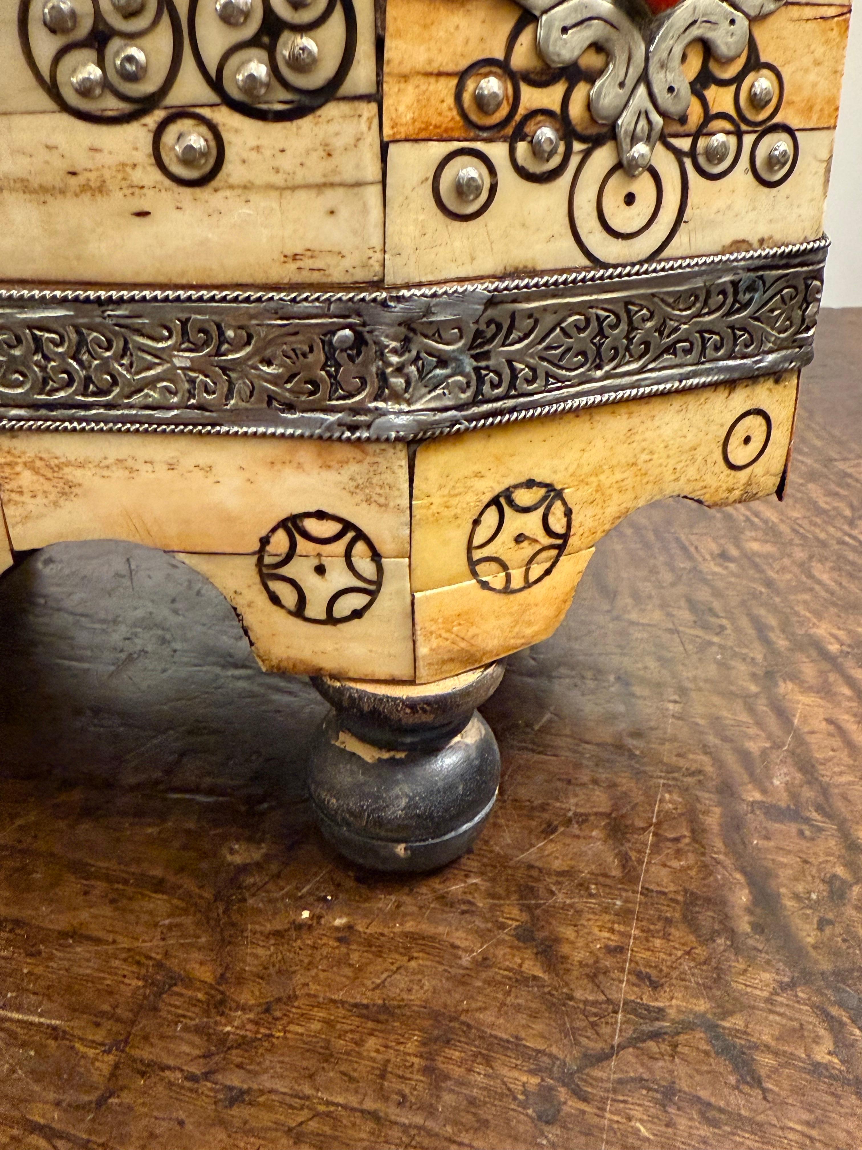 Caja decorativa marroquí con tapa, Siglo XX en venta 1