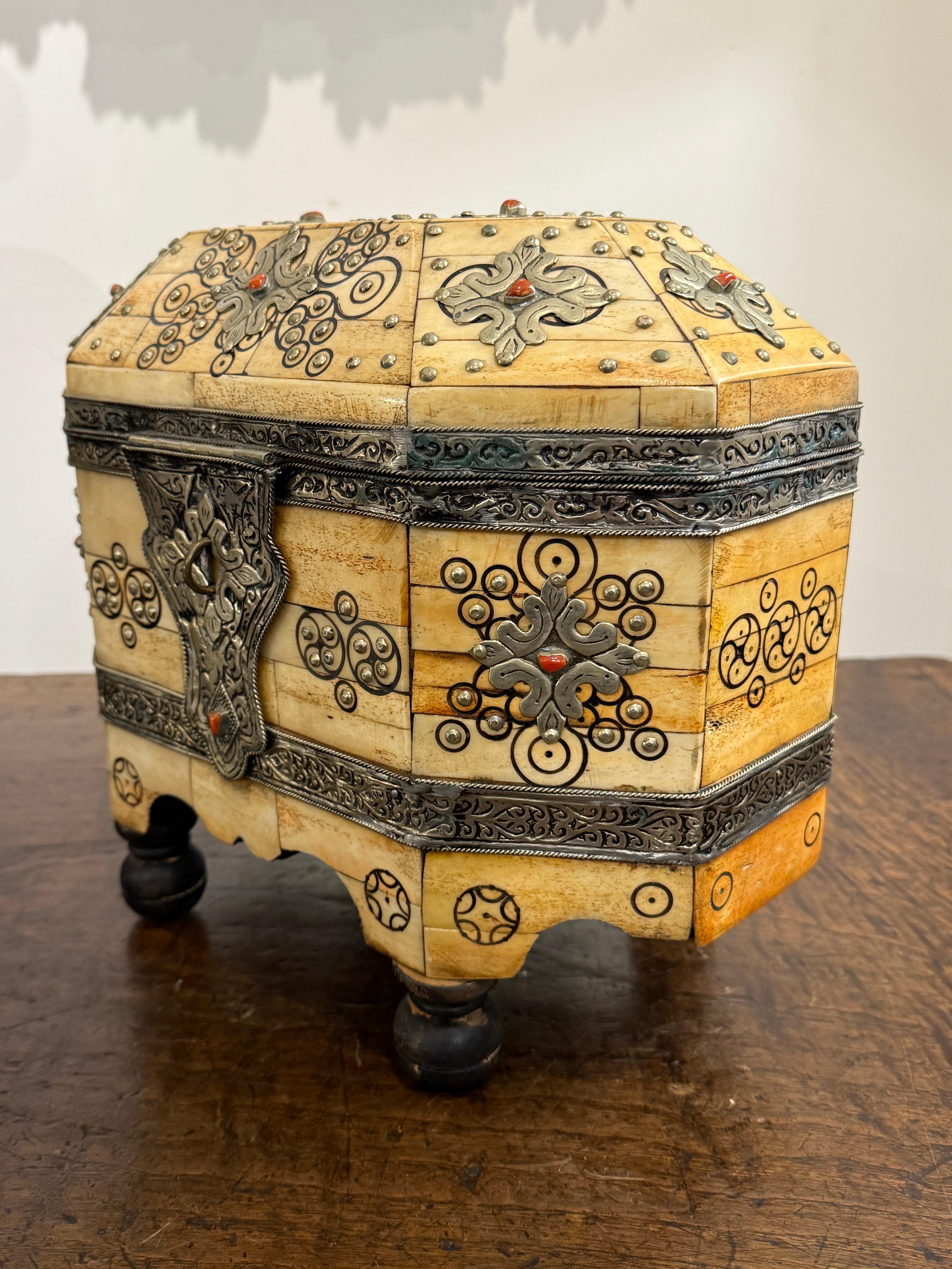 Caja decorativa marroquí con tapa, Siglo XX en venta 2