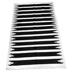 Tapis kilim géométrique à tissage plat noir et blanc de Whiting Tapis kilim géométrique à tissage plat noir et blanc de Whiting