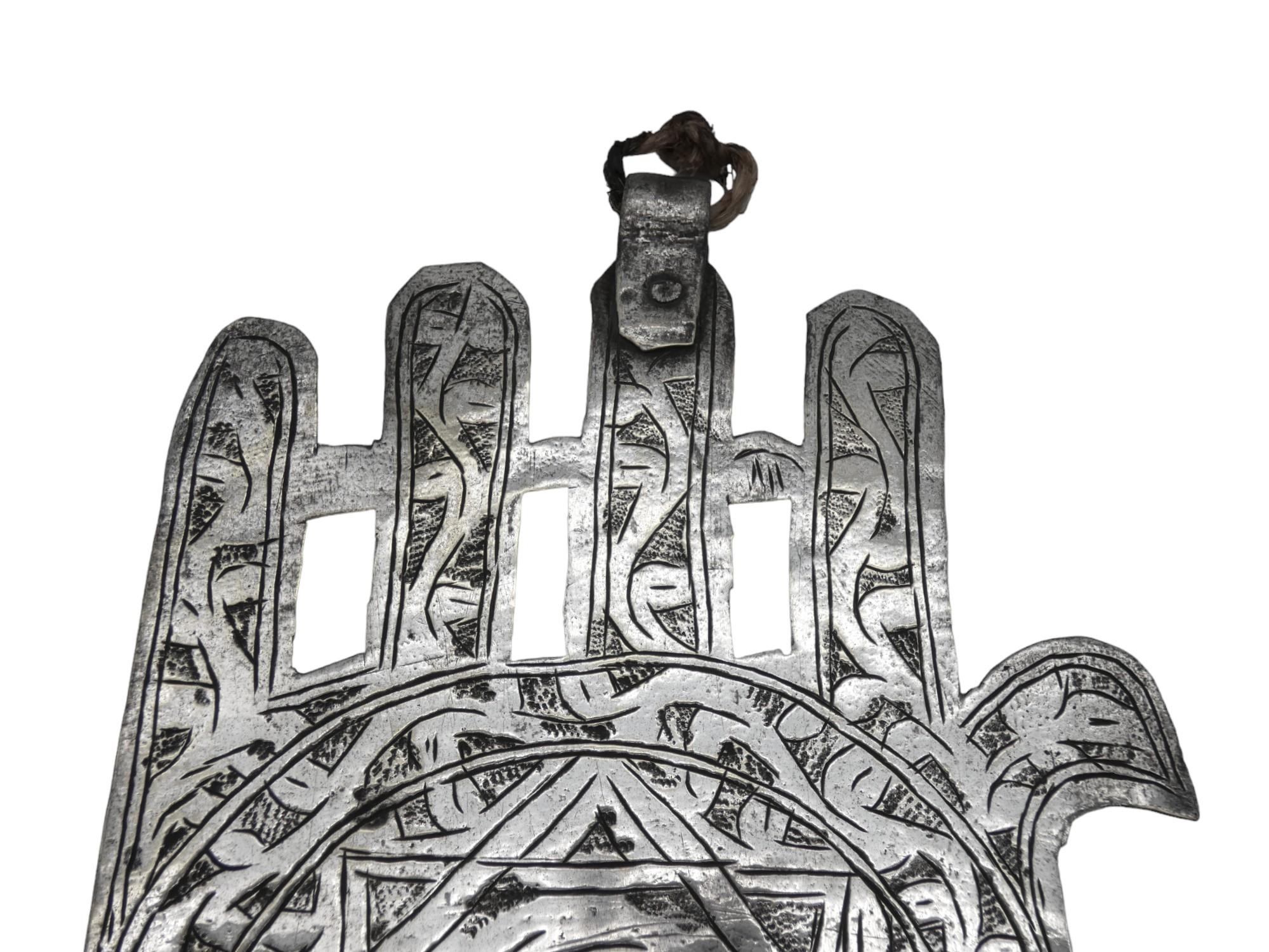 Eine marokkanische Silber-Hamsa aus der Zeit um 1900 ist ein wunderbares Artefakt mit tiefer kultureller und spiritueller Bedeutung. Die Hamsa, auch bekannt als die Hand der Miriam, ist ein beliebtes Symbol in nordafrikanischen und nahöstlichen