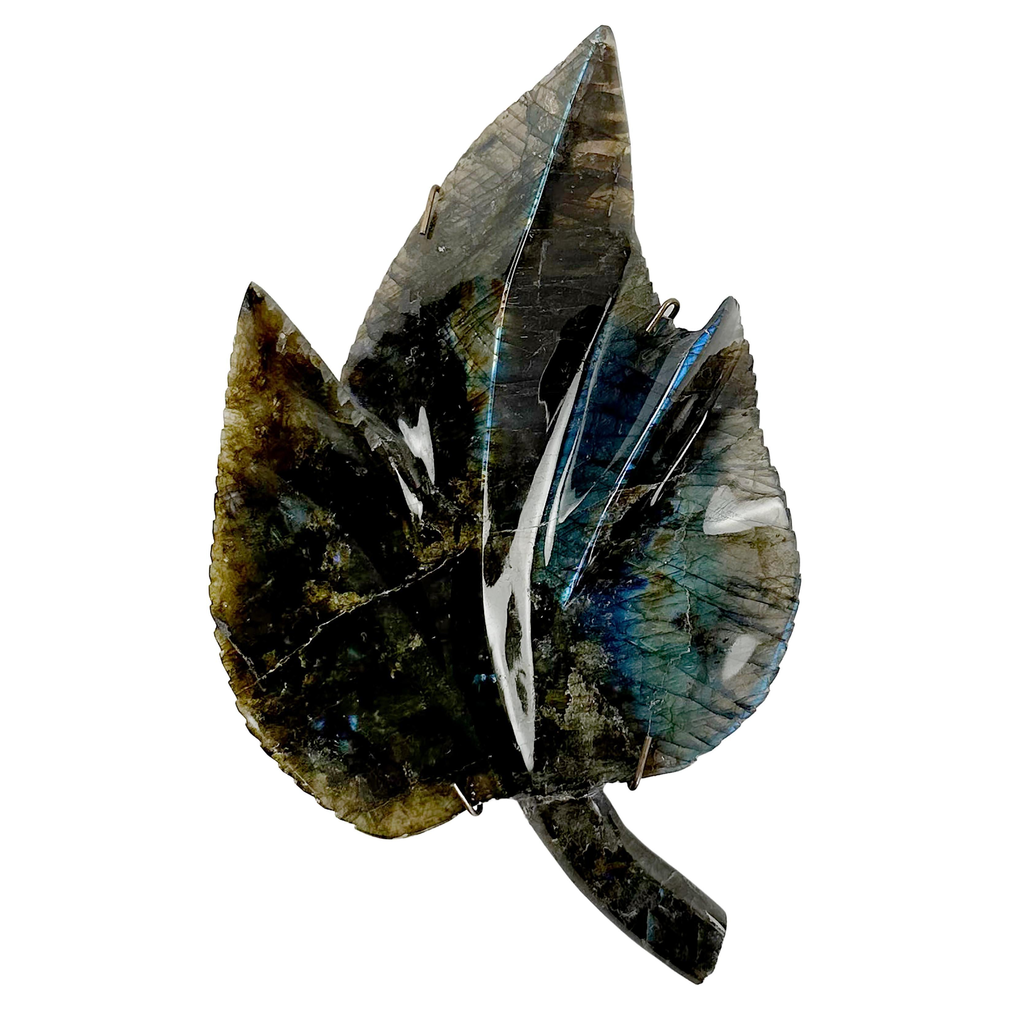 feuille sculptée dans une fourrure de labradorite verte de Mossy Forrest  en vente