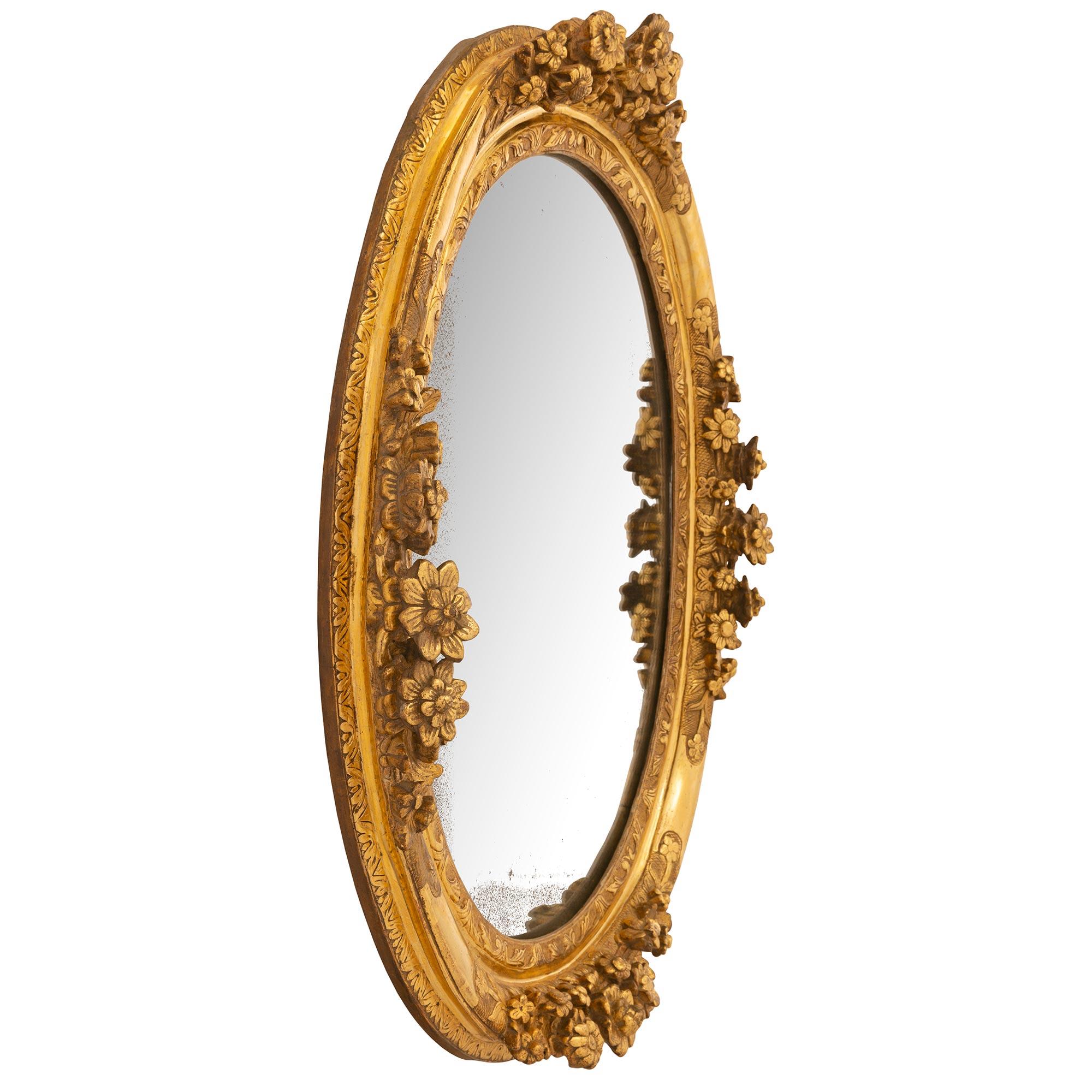 A most attractive French early 18th century Louis XIV Period Giltwood mirror In Good Condition For Sale In West Palm Beach, FL
