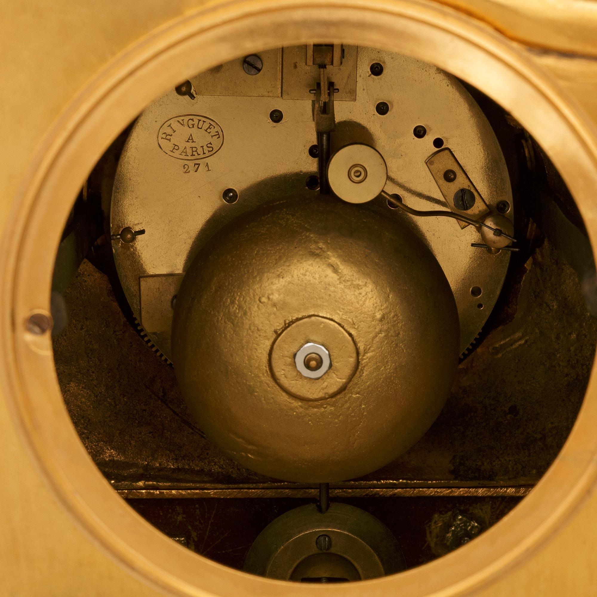 Pendule de cheminée en onyx et bronze doré, très décorative, de style Louis XVI, du XIXe siècle. en vente 5