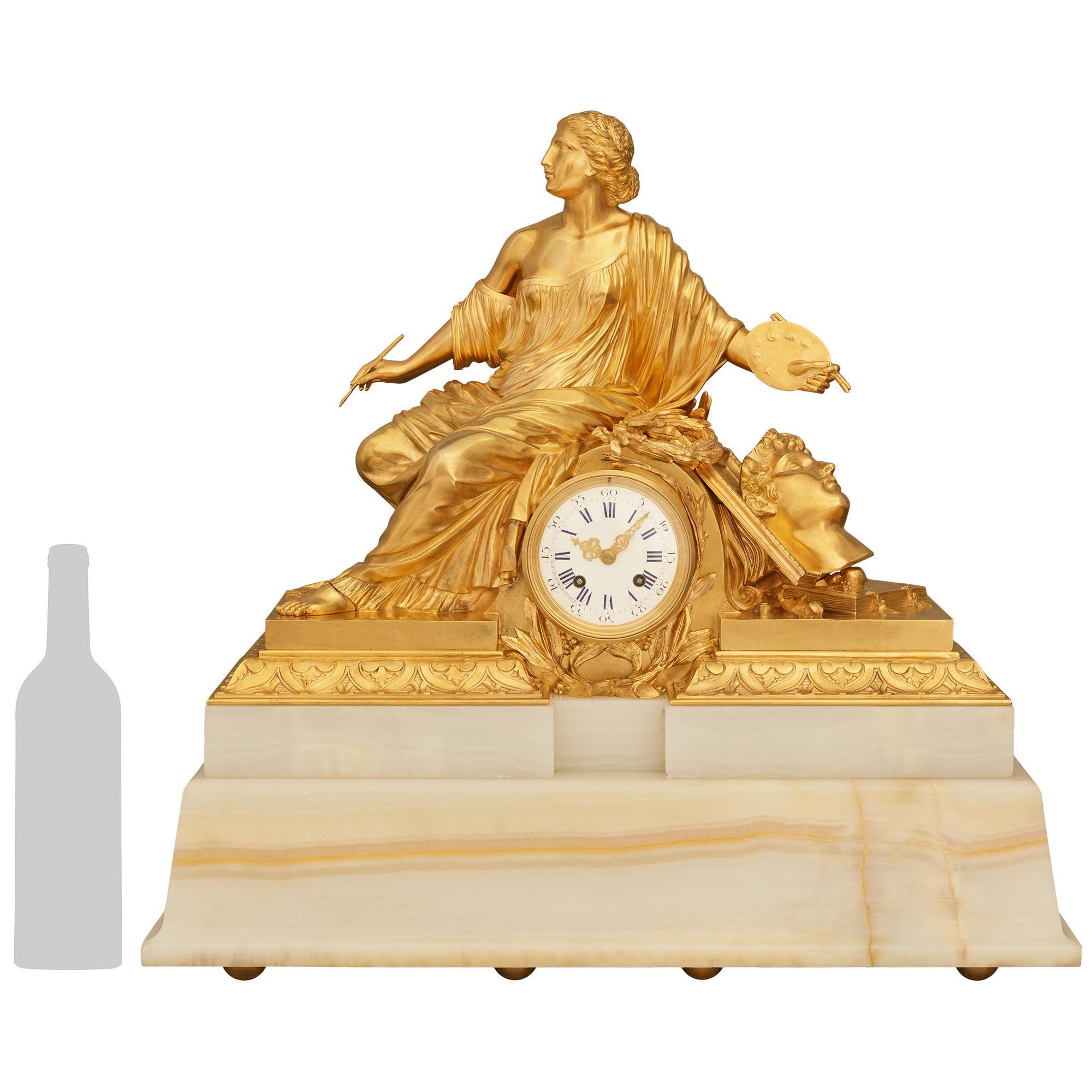 Pendule de cheminée en onyx et bronze doré, unique et très décorative, de style Louis XVI, du XIXe siècle. Cette exceptionnelle pendule, dont le thème est l'art classique, repose sur des pieds en forme de boule, sous un socle en onyx blanc à deux