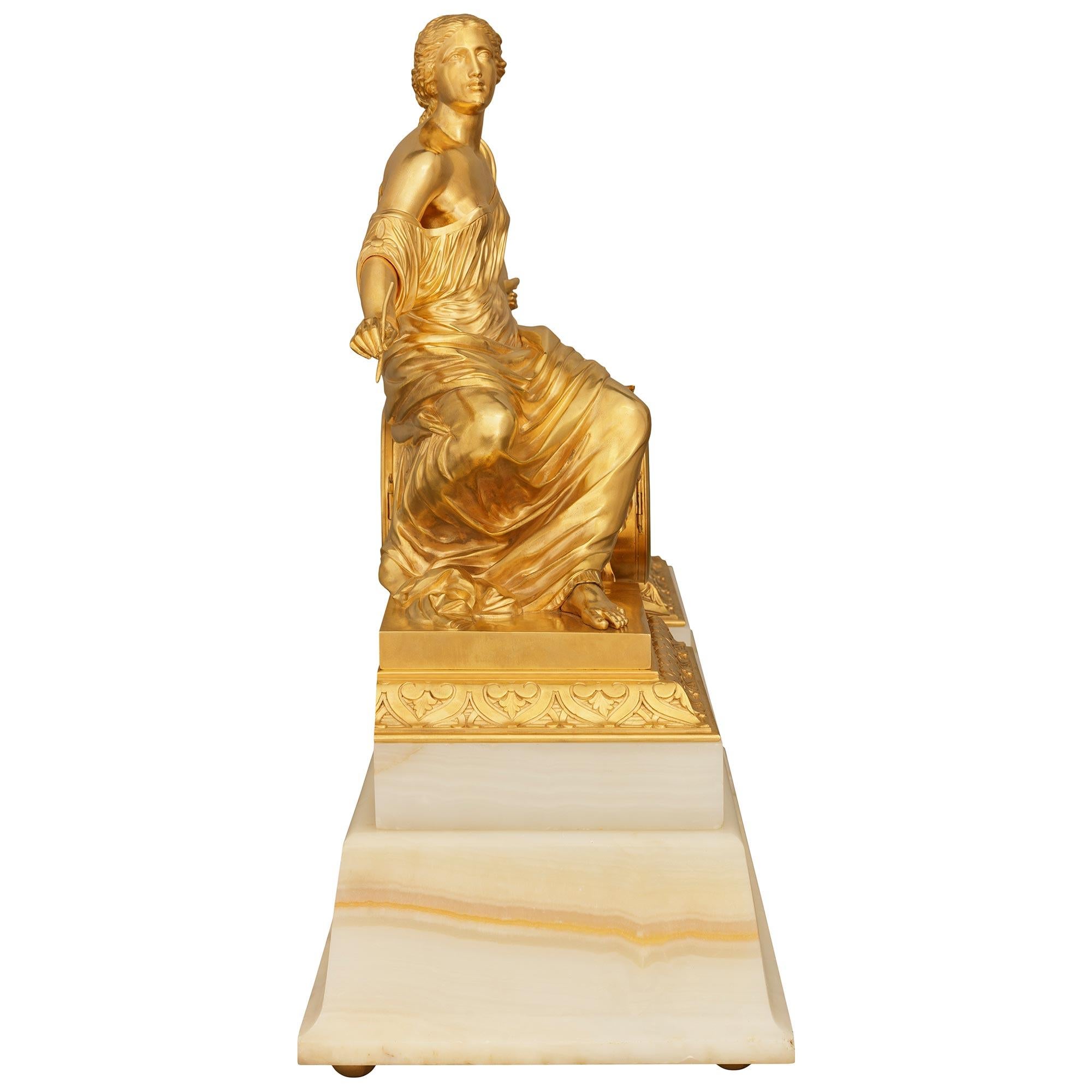 Pendule de cheminée en onyx et bronze doré, très décorative, de style Louis XVI, du XIXe siècle. Bon état - En vente à West Palm Beach, FL