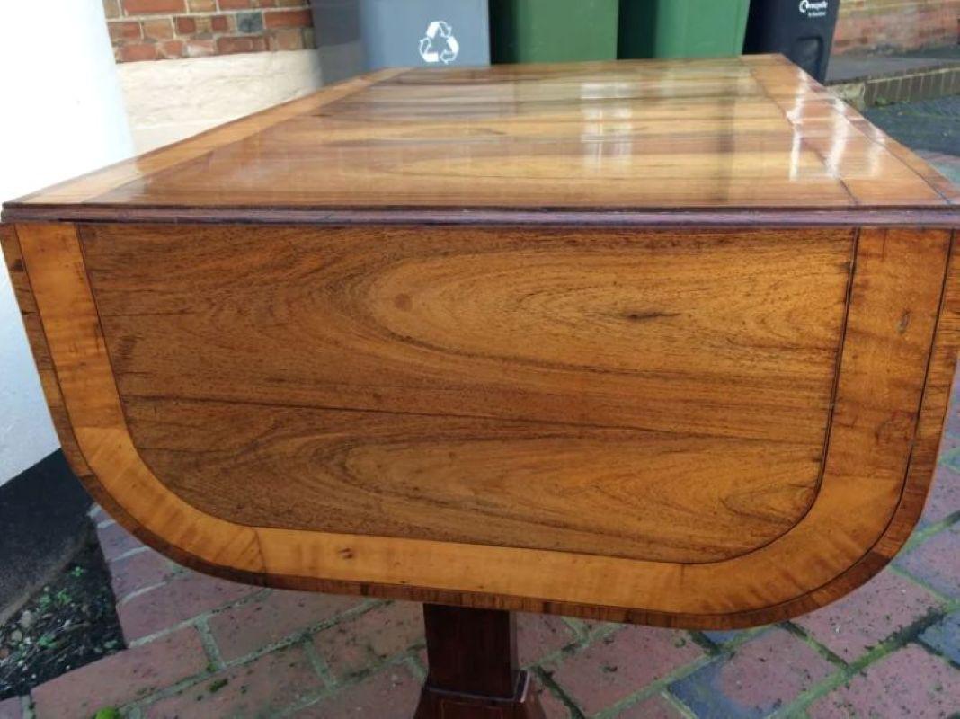 A most elegant George III rosewood sofa table In Good Condition For Sale In Reepham, GB