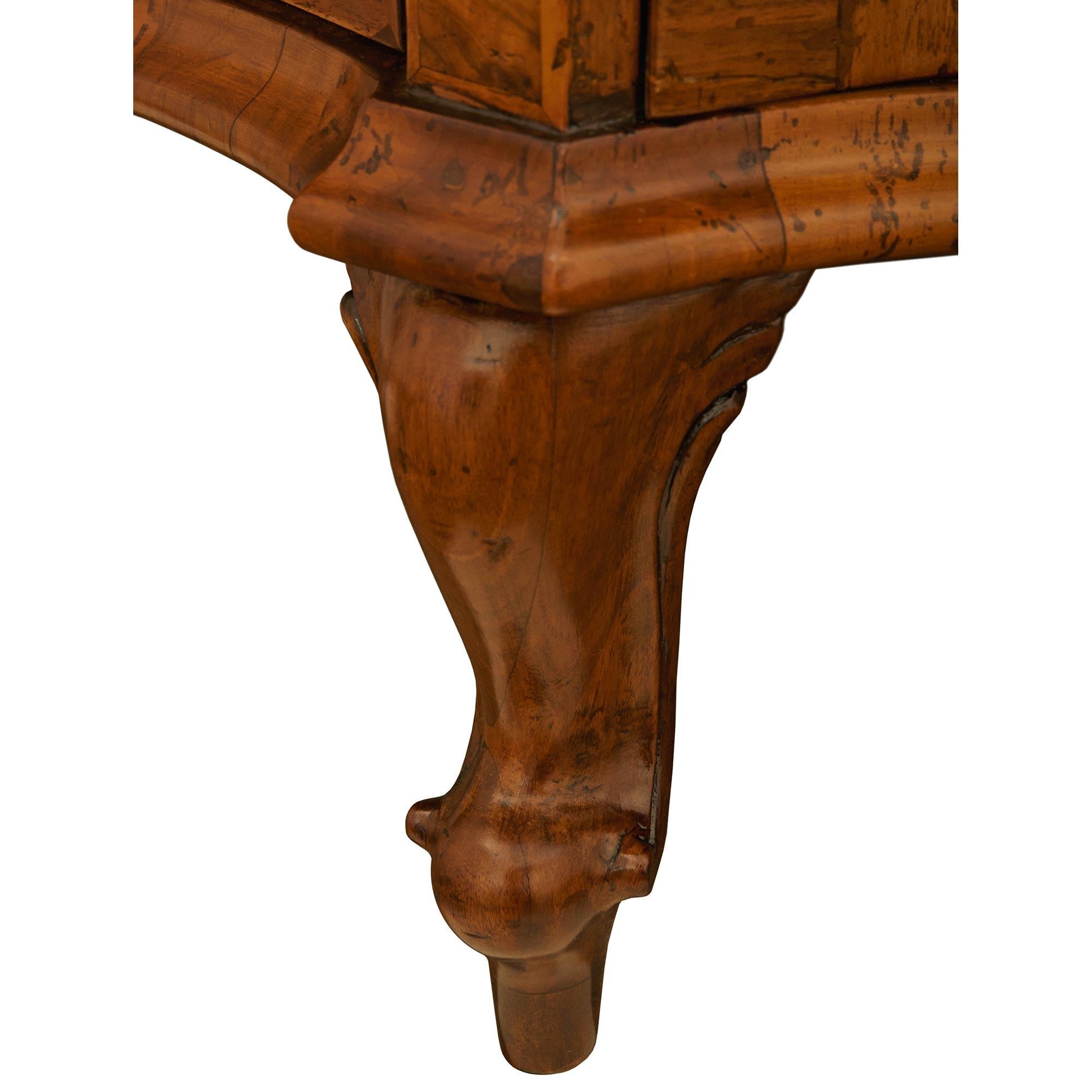 Un elegantissimo buffet veneziano del XVIII secolo di epoca Luigi XV in noce e ottone in vendita 4
