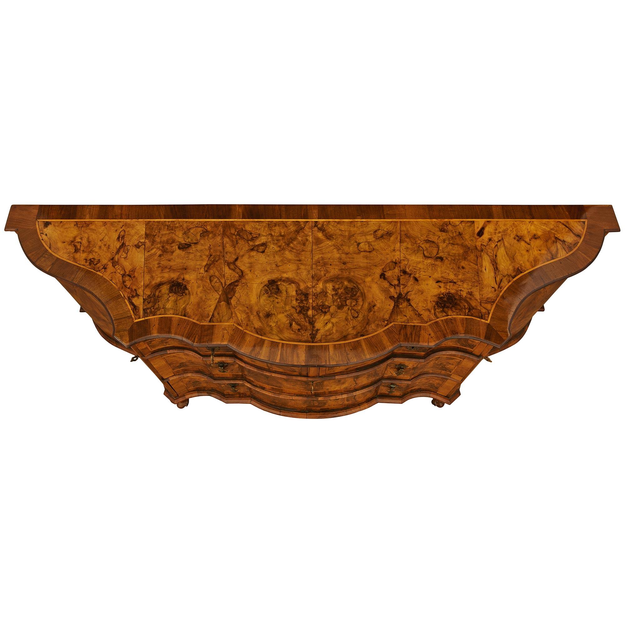 Un elegantissimo buffet veneziano del XVIII secolo di epoca Luigi XV in noce e ottone in vendita 5