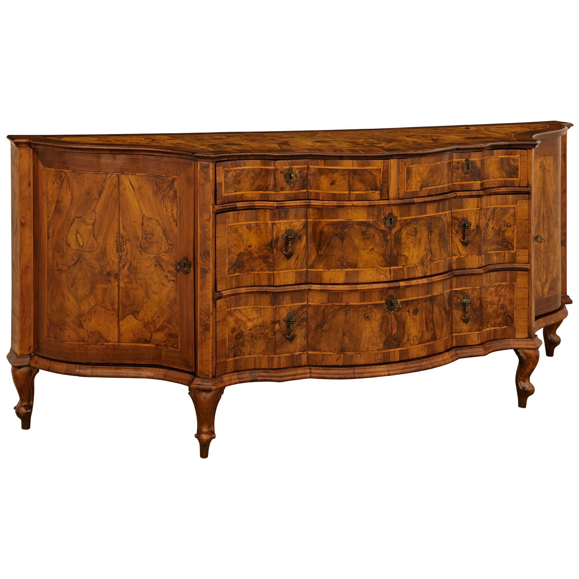 Italiano Un elegantissimo buffet veneziano del XVIII secolo di epoca Luigi XV in noce e ottone in vendita