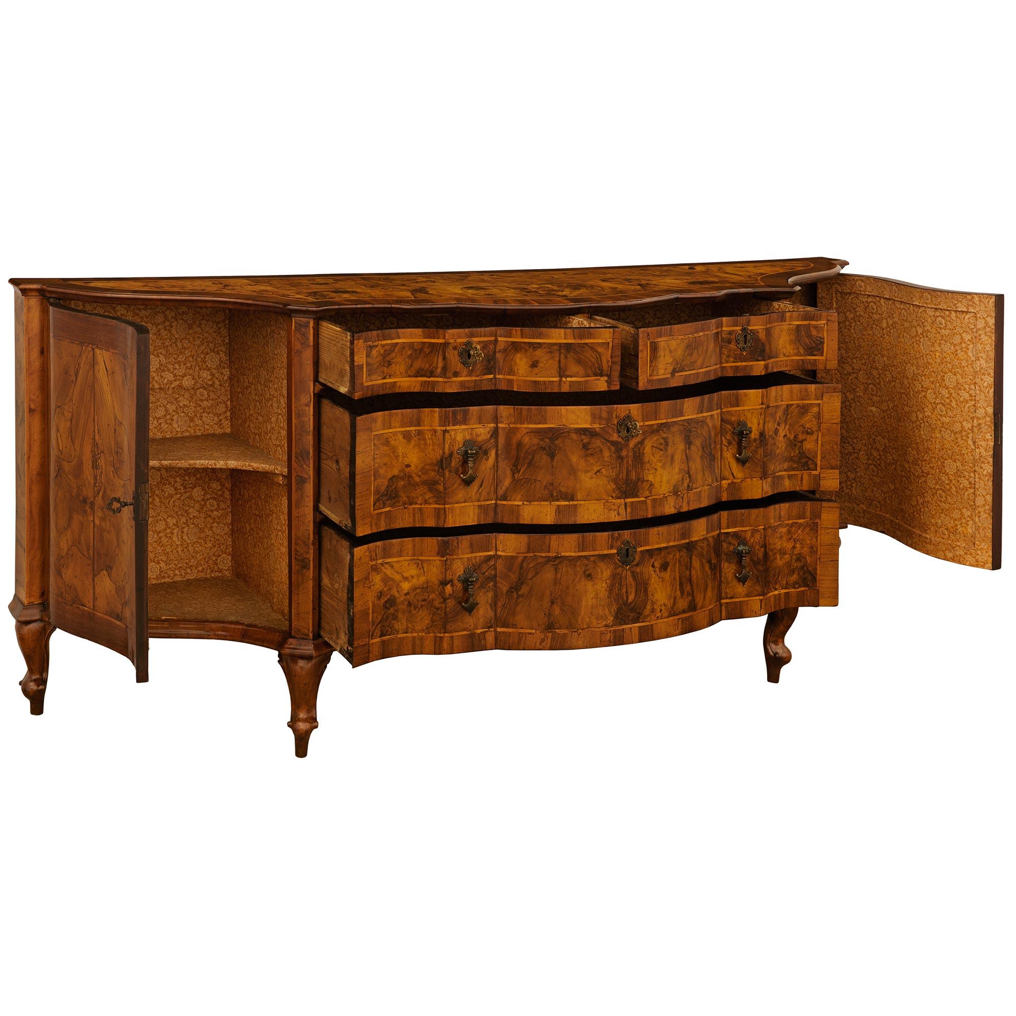 Un elegantissimo buffet veneziano del XVIII secolo di epoca Luigi XV in noce e ottone In condizioni buone in vendita a West Palm Beach, FL