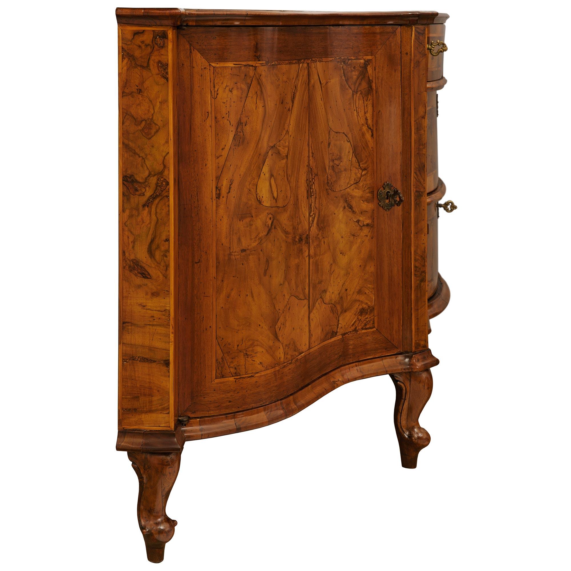 Fino al XVIII secolo Un elegantissimo buffet veneziano del XVIII secolo di epoca Luigi XV in noce e ottone in vendita