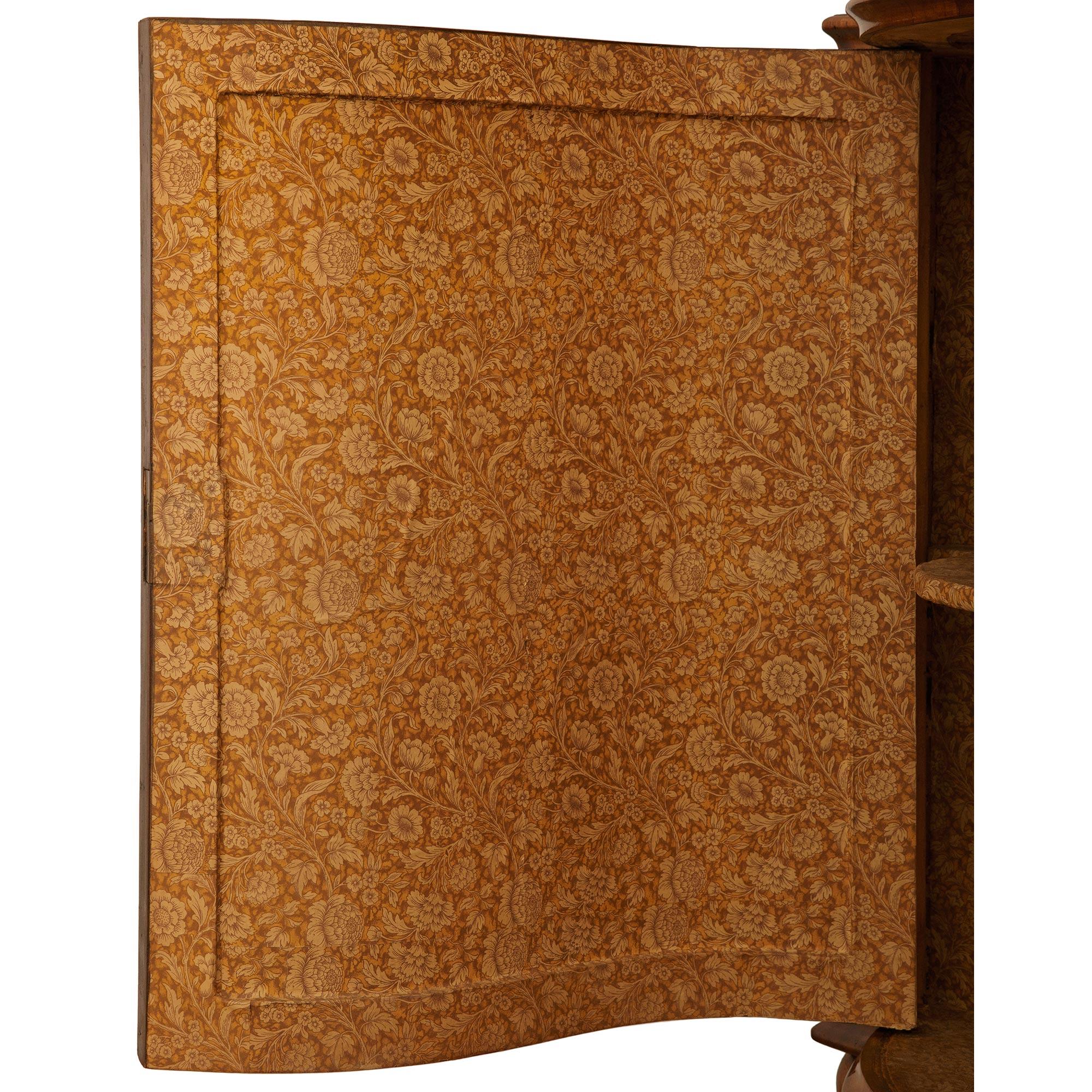 Ottone Un elegantissimo buffet veneziano del XVIII secolo di epoca Luigi XV in noce e ottone in vendita
