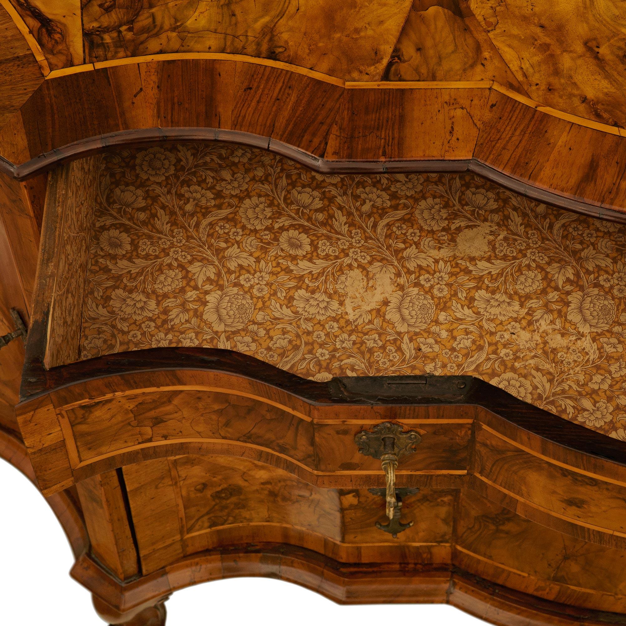 Un elegantissimo buffet veneziano del XVIII secolo di epoca Luigi XV in noce e ottone in vendita 1