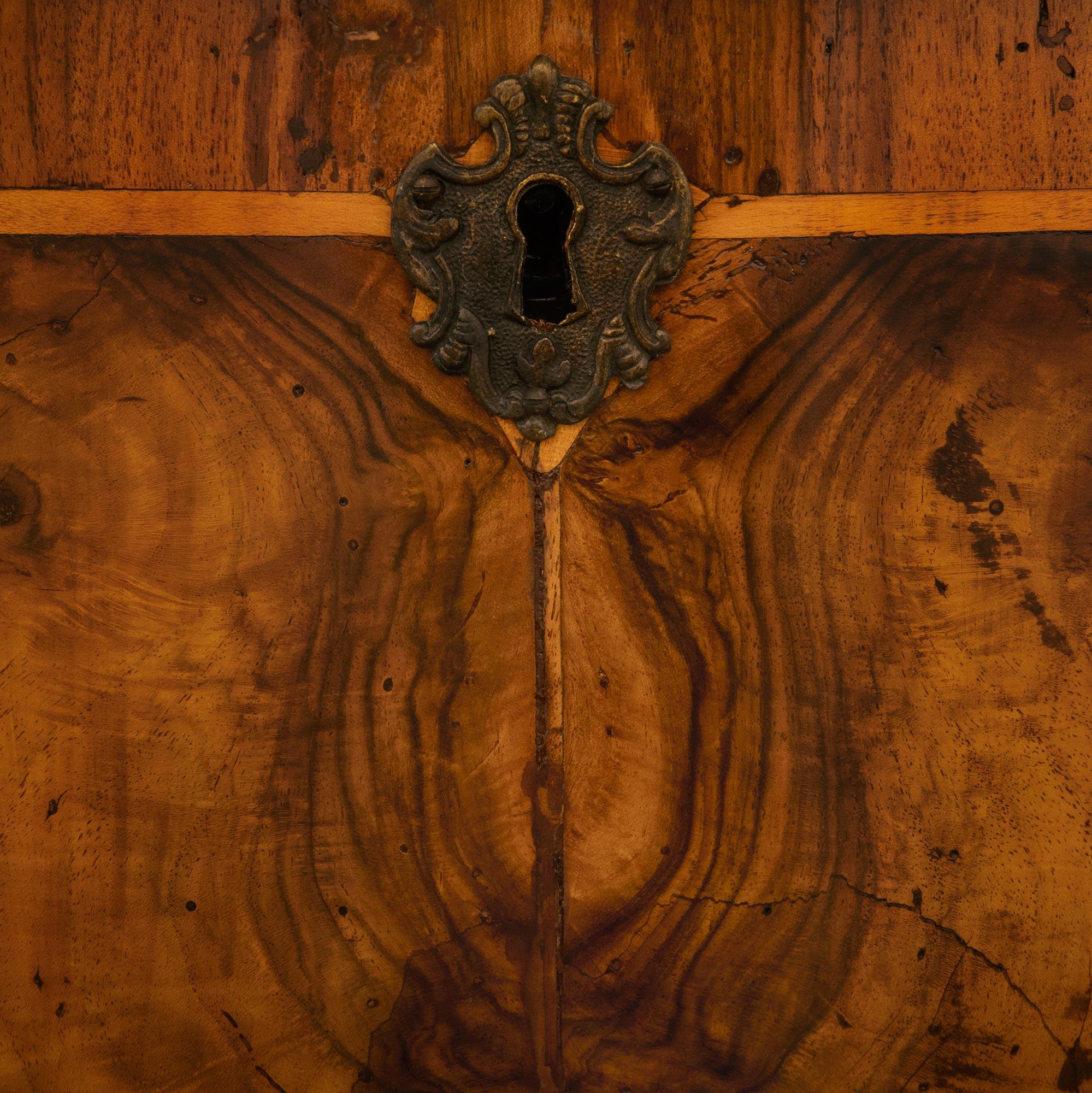 Un elegantissimo buffet veneziano del XVIII secolo di epoca Luigi XV in noce e ottone in vendita 3