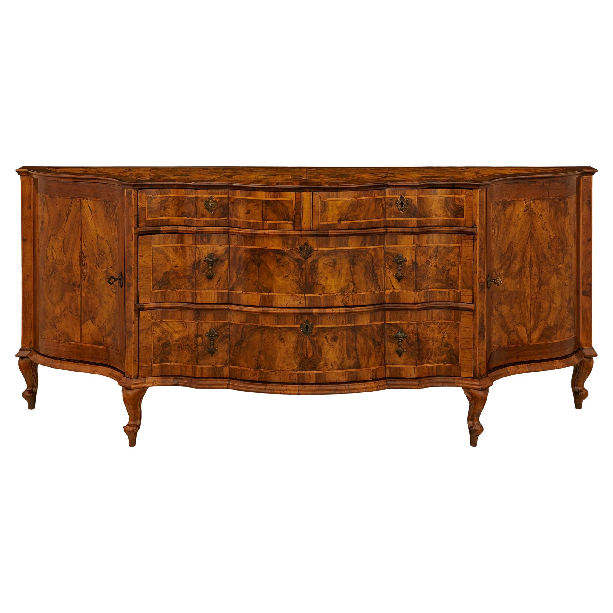 Un elegantissimo buffet veneziano del XVIII secolo di epoca Luigi XV in noce e ottone in vendita