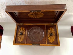 Un favoloso antico portavivande inglese in stile Adam in mogano intarsiato con ciotola