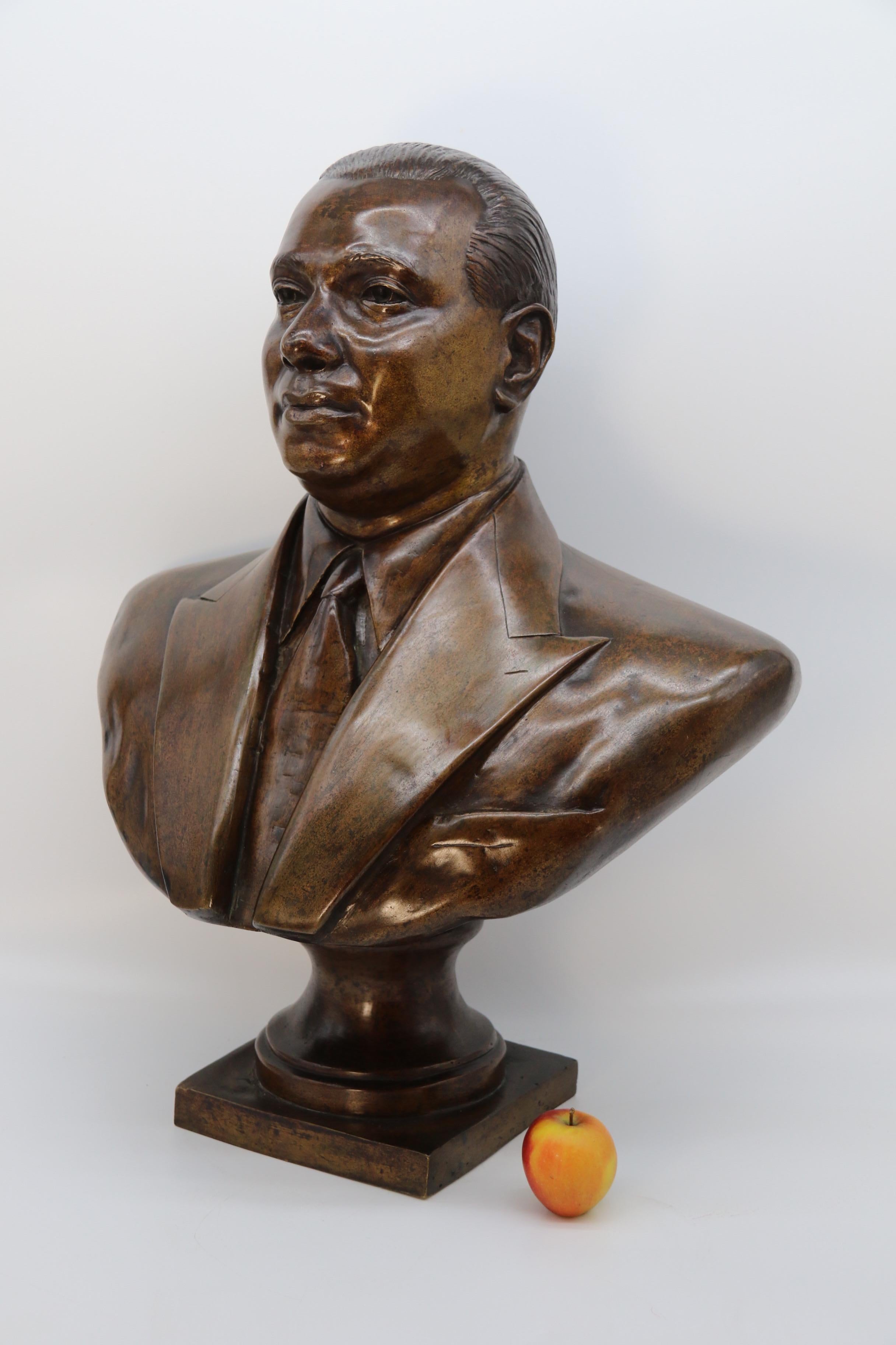 A most impressive bronze bust of a 1920s South American gentleman. In Good Condition For Sale In Central England, GB
