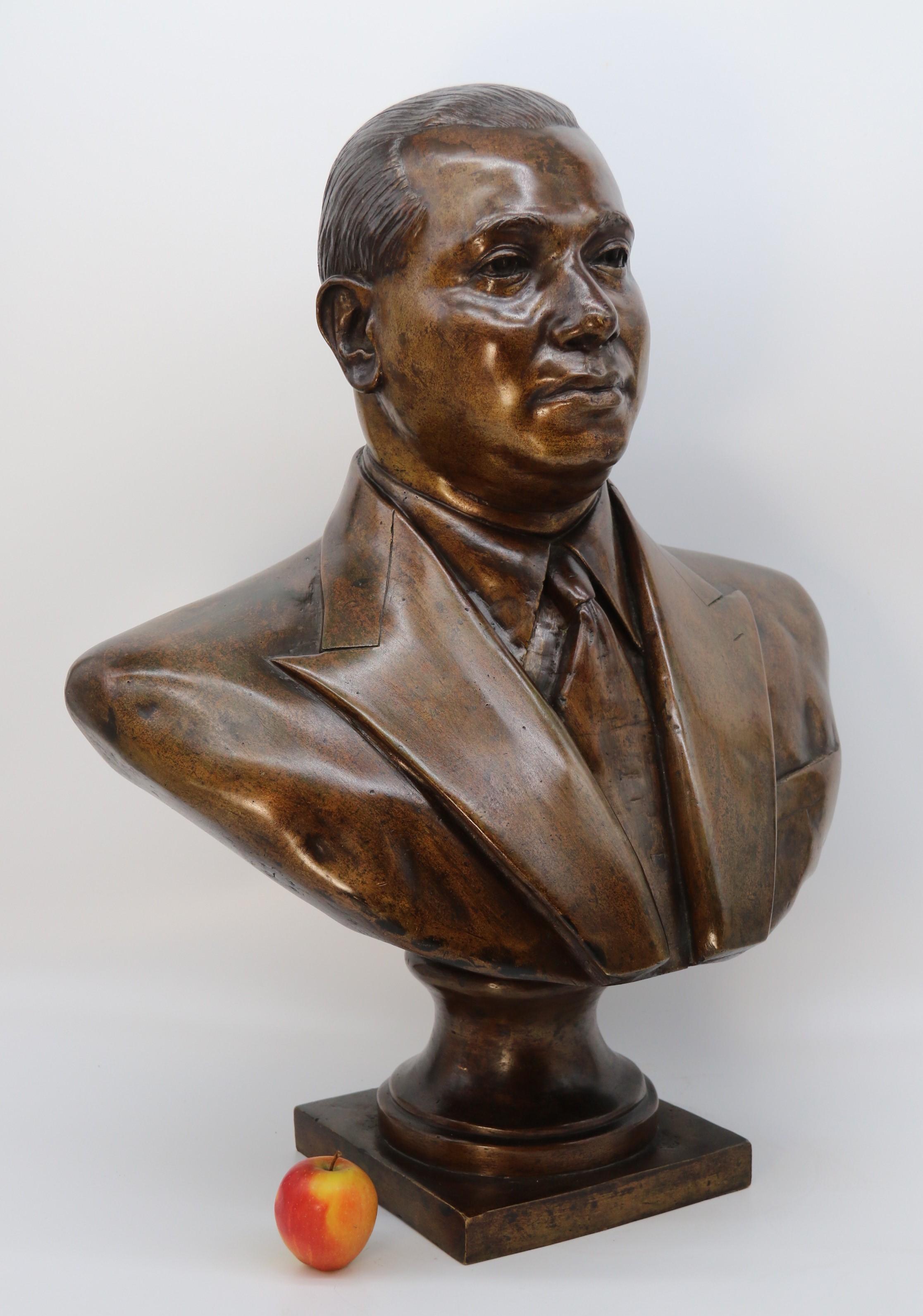 20th Century A most impressive bronze bust of a 1920s South American gentleman. For Sale
