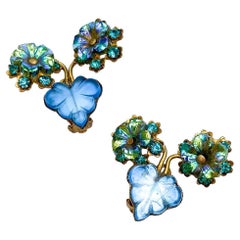 Paire de boucles d'oreilles "en tremblant" en verre et en pâte, France, années 1950.