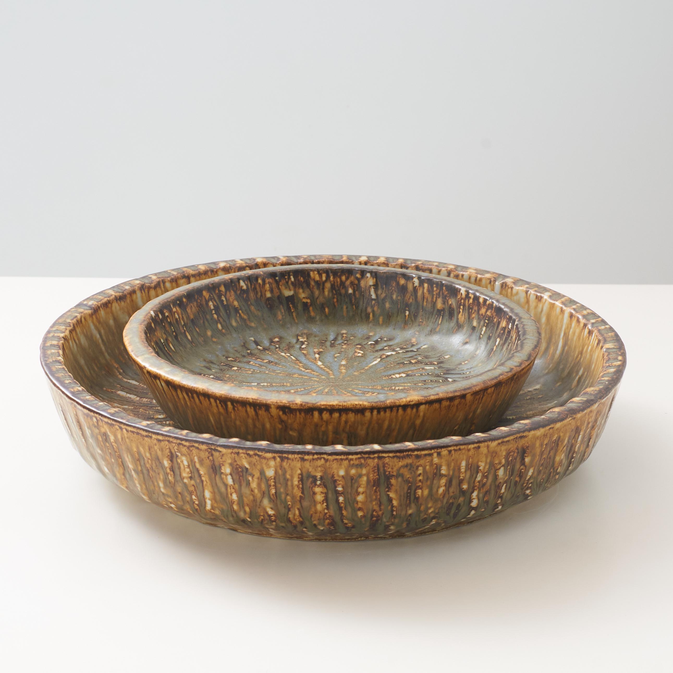 A mottled brown and yellow deep sided round shaped dish by Gunnar Nylund For Sale 4