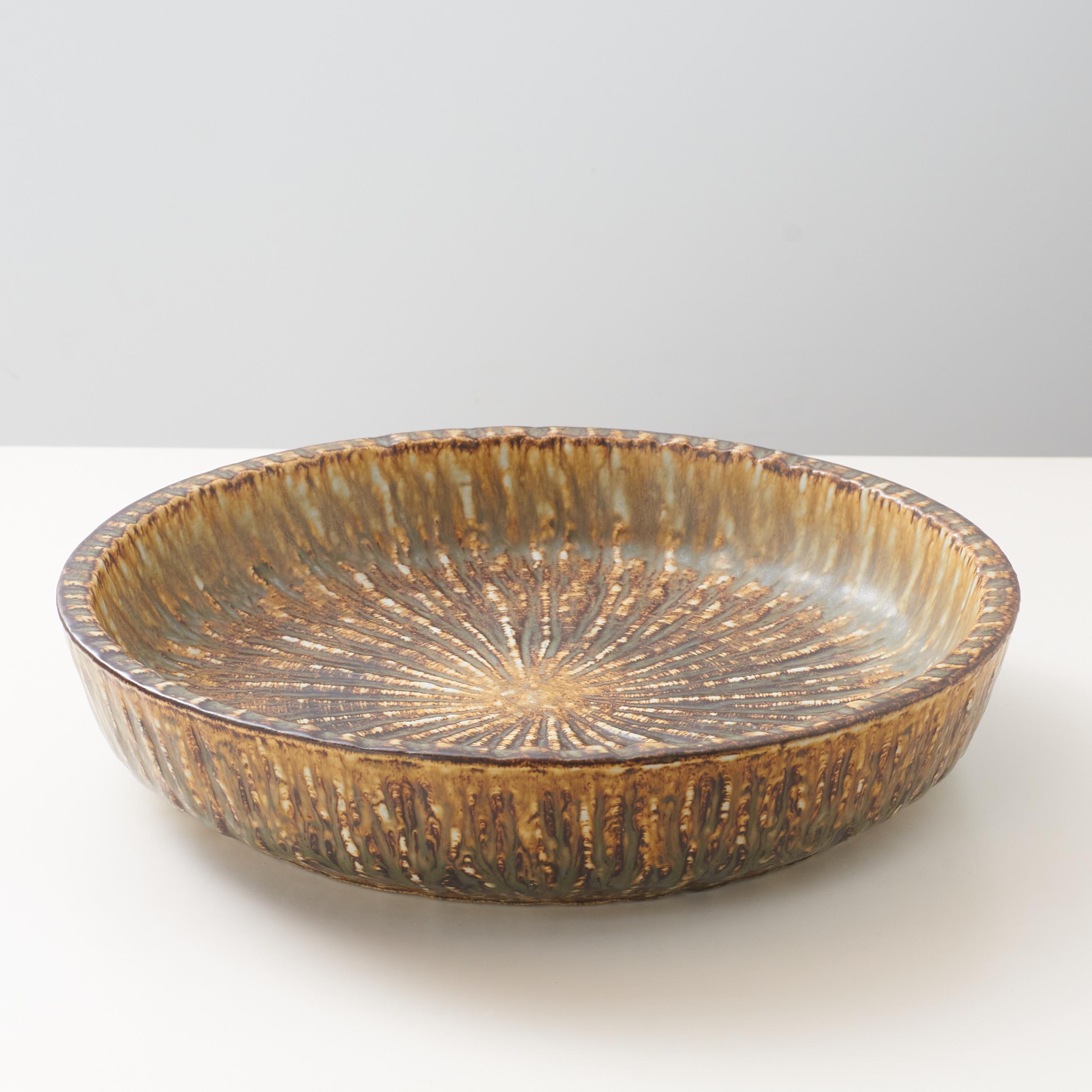 Modern A mottled brown and yellow deep sided round shaped dish by Gunnar Nylund For Sale