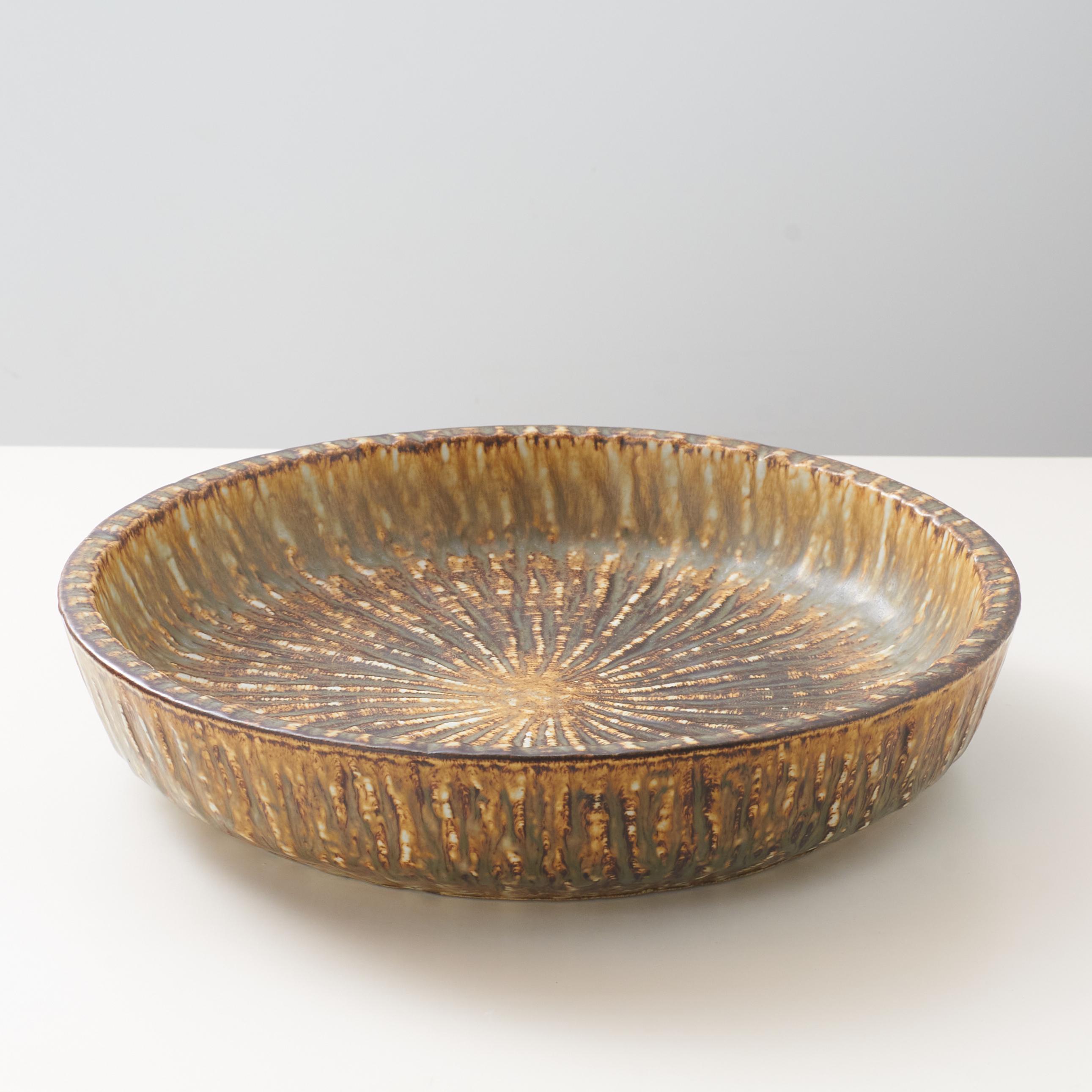 A mottled brown and yellow deep sided round shaped dish by Gunnar Nylund In Good Condition For Sale In San Francisco, CA