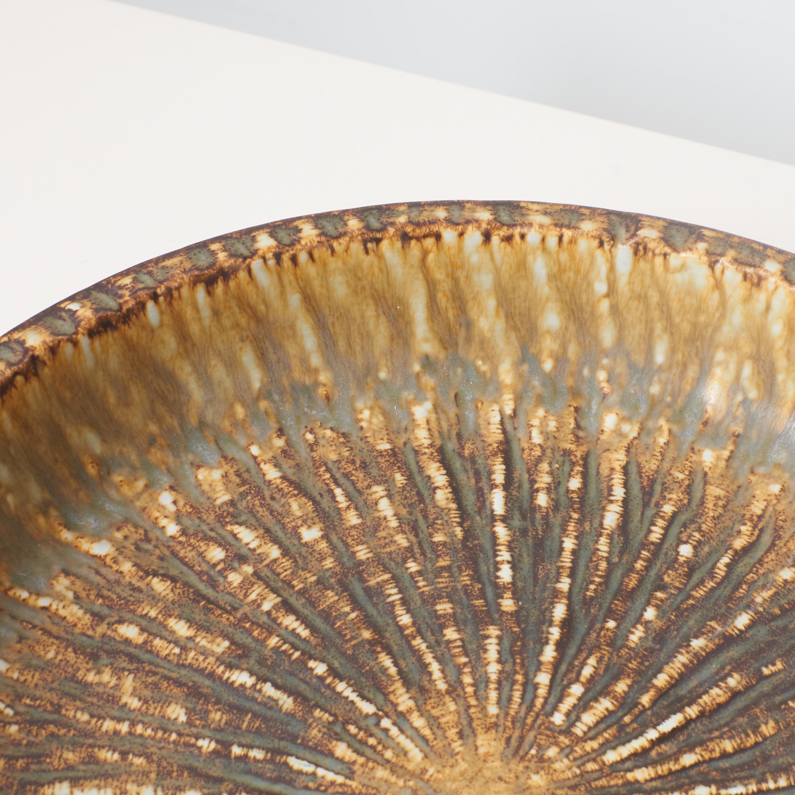 Mid-20th Century A mottled brown and yellow deep sided round shaped dish by Gunnar Nylund For Sale