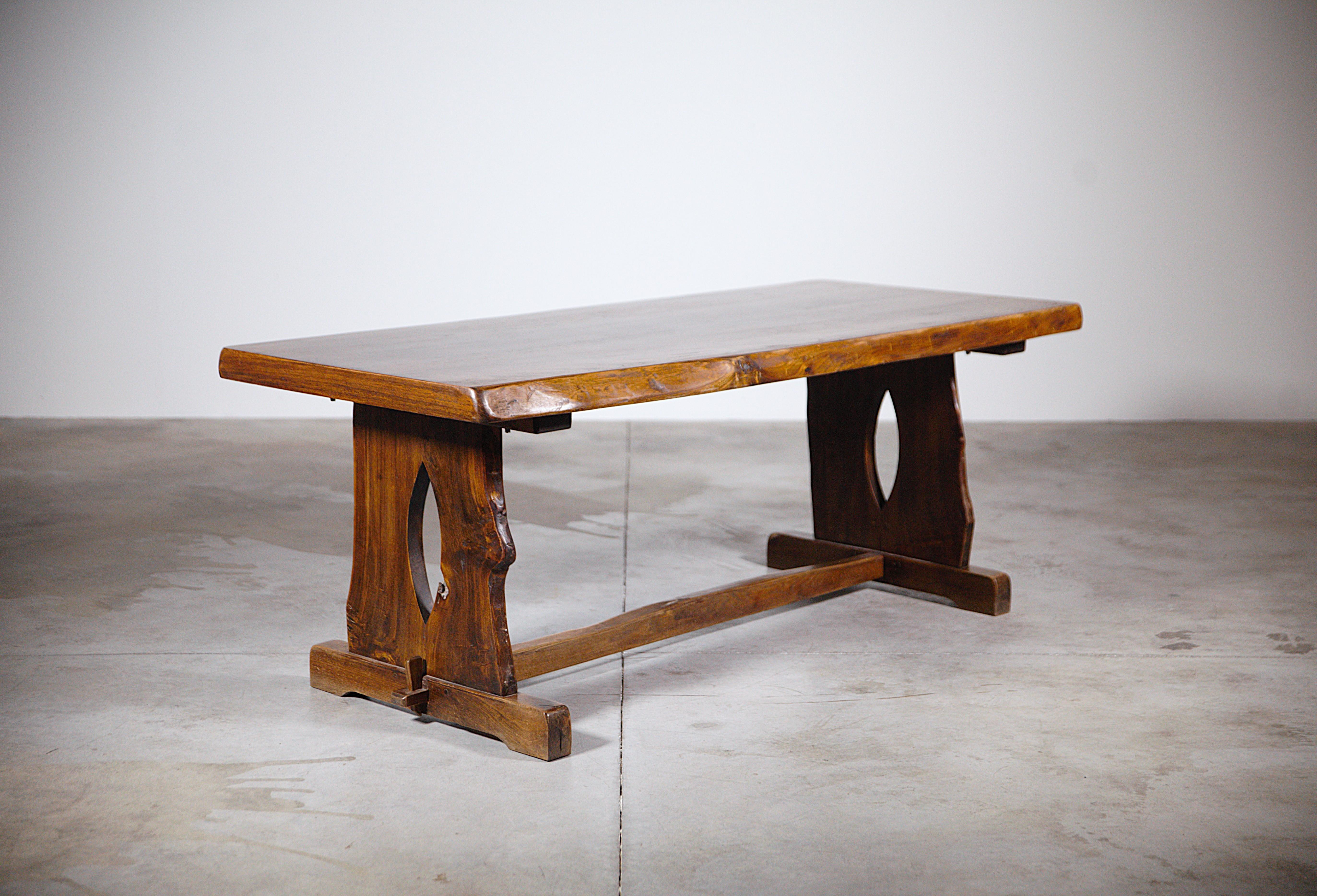A Mountain Dining Table by Aranjou France 1970's

In Elmwood.

Pretty openwork base.

Completely removable

Very nice patina.

In very good condition

Report : very slight traces of use on the top