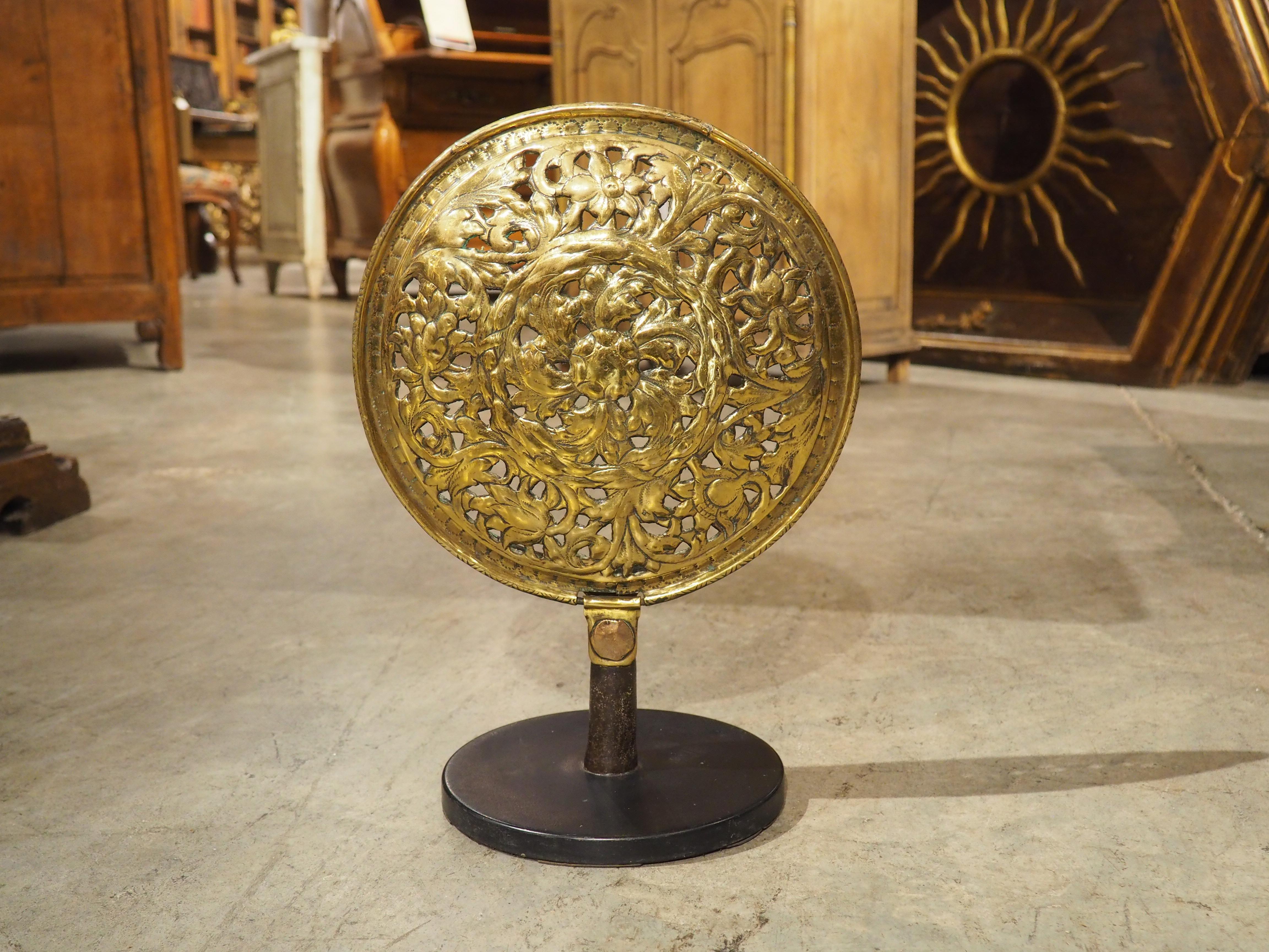 Montierter Deckel aus geschliffenem Messing des 17. Jahrhunderts aus Frankreich im Angebot 3