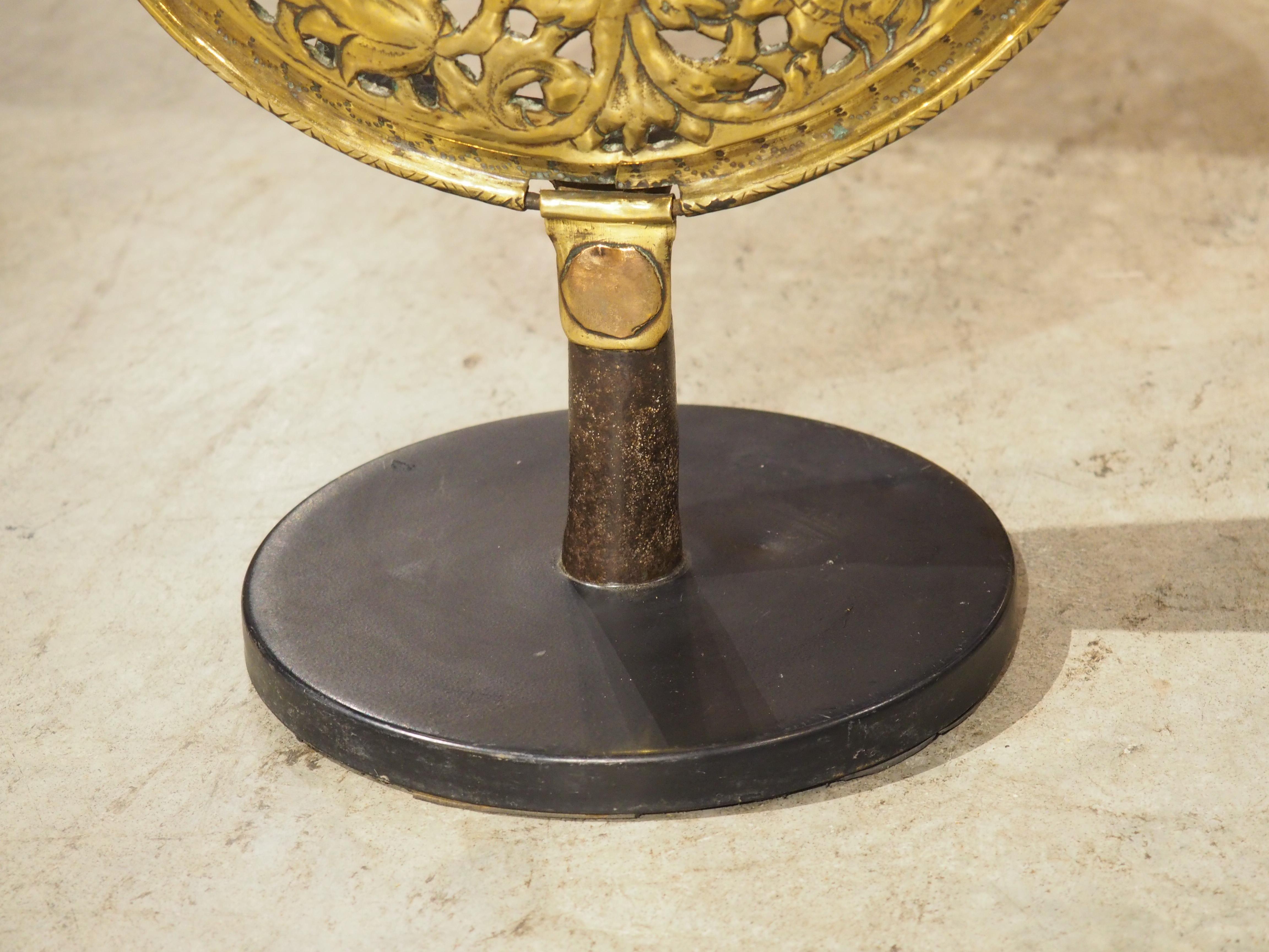 Montierter Deckel aus geschliffenem Messing des 17. Jahrhunderts aus Frankreich (Französisch) im Angebot