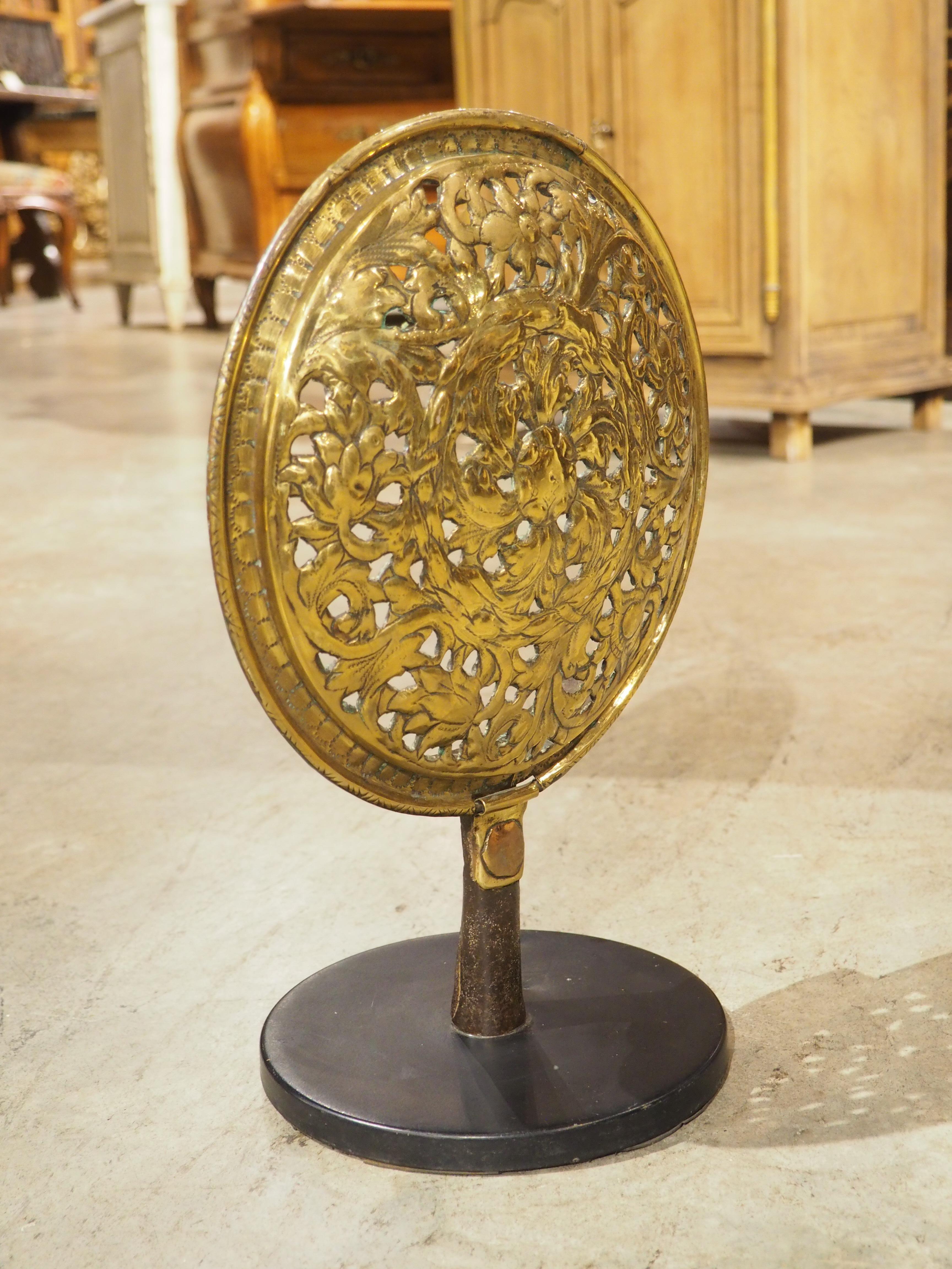 Montierter Deckel aus geschliffenem Messing des 17. Jahrhunderts aus Frankreich im Zustand „Gut“ im Angebot in Dallas, TX