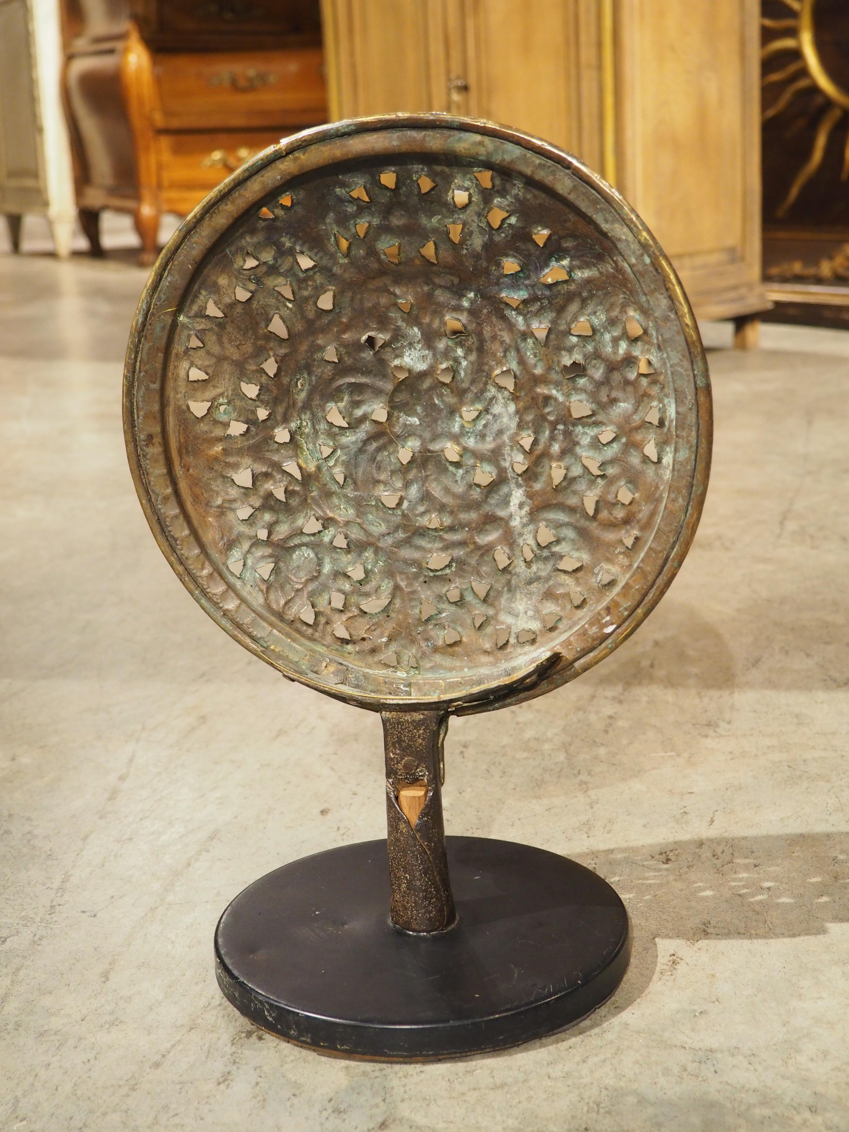Montierter Deckel aus geschliffenem Messing des 17. Jahrhunderts aus Frankreich (18. Jahrhundert und früher) im Angebot