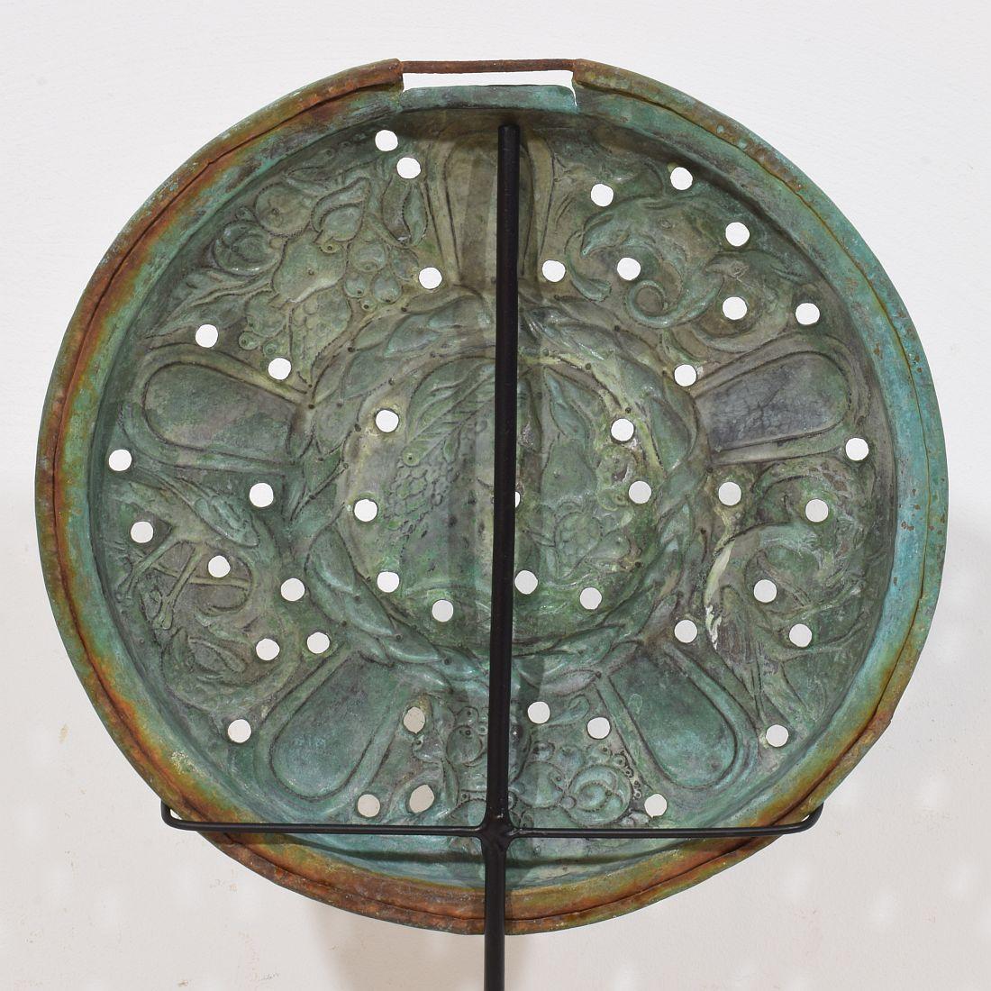 Ein montierter Bassinoire-Deckel aus Messing aus Frankreich, Volkskunst des 17. Jahrhunderts im Angebot 4