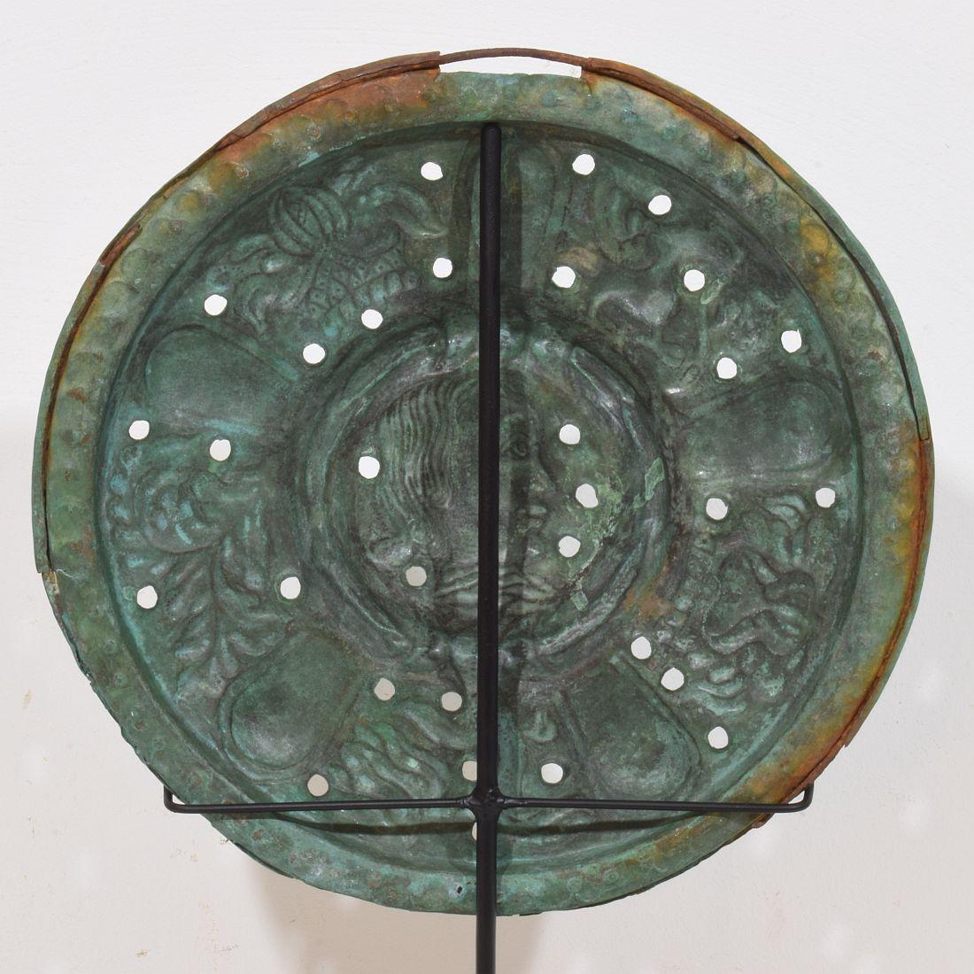Ein montierter Bassinoire-Deckel aus Messing aus Frankreich, Volkskunst des 17. Jahrhunderts im Angebot 4
