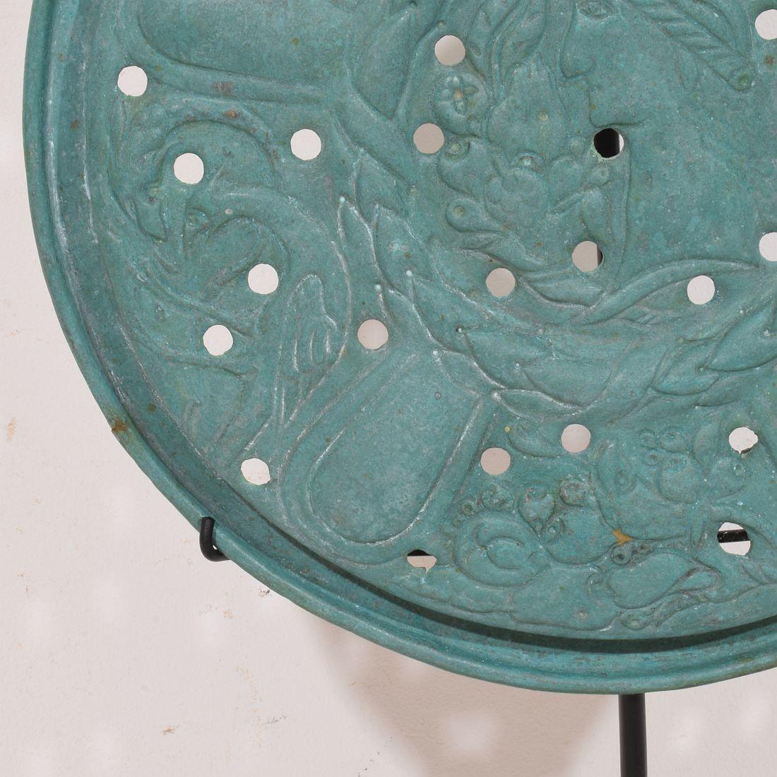 Ein montierter Bassinoire-Deckel aus Messing aus Frankreich, Volkskunst des 17. Jahrhunderts im Angebot 7