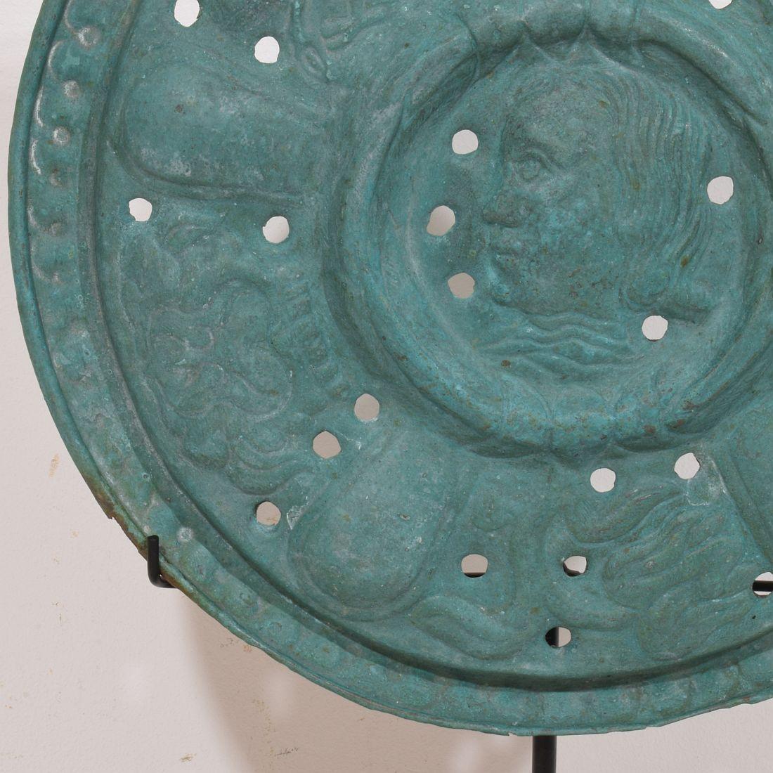 Ein montierter Bassinoire-Deckel aus Messing aus Frankreich, Volkskunst des 17. Jahrhunderts im Angebot 7