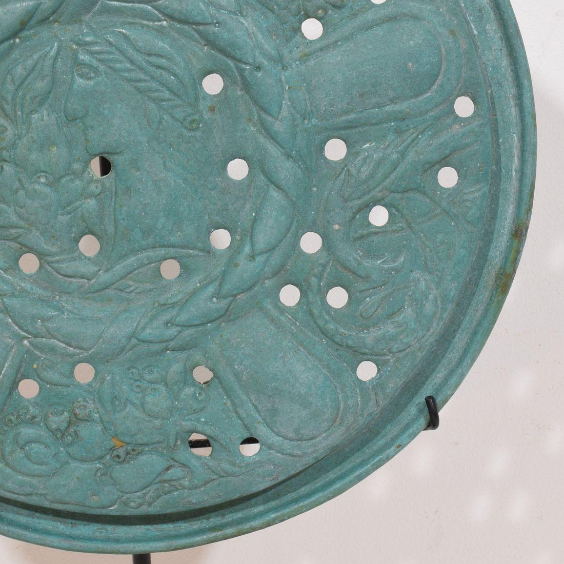 Ein montierter Bassinoire-Deckel aus Messing aus Frankreich, Volkskunst des 17. Jahrhunderts im Angebot 8