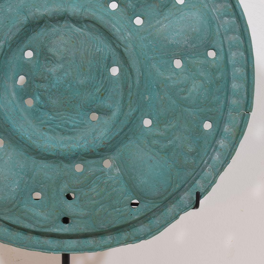 Ein montierter Bassinoire-Deckel aus Messing aus Frankreich, Volkskunst des 17. Jahrhunderts im Angebot 8