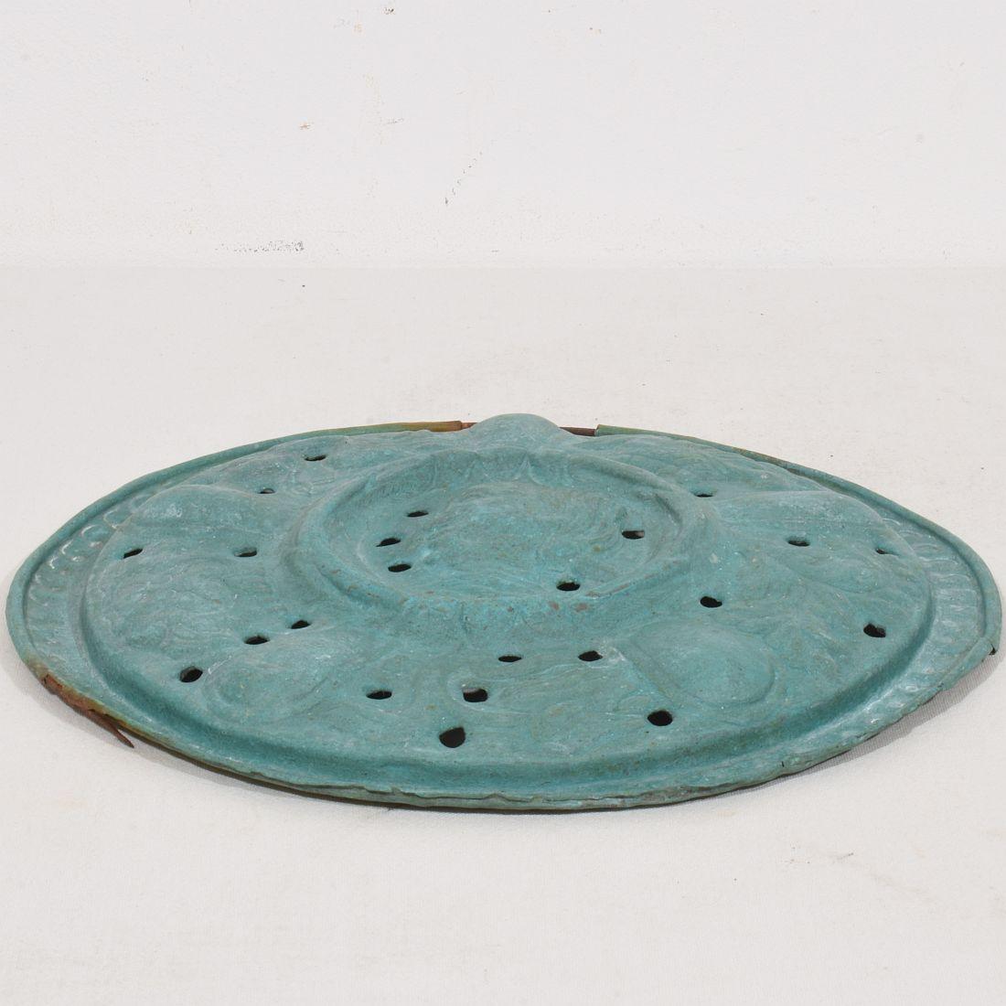 Ein montierter Bassinoire-Deckel aus Messing aus Frankreich, Volkskunst des 17. Jahrhunderts im Angebot 12