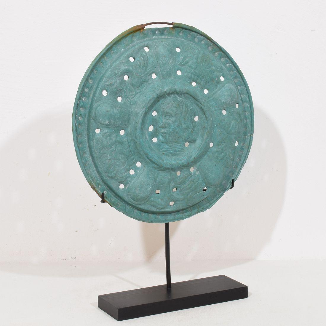 Ein montierter Bassinoire-Deckel aus Messing aus Frankreich, Volkskunst des 17. Jahrhunderts (Französisch) im Angebot