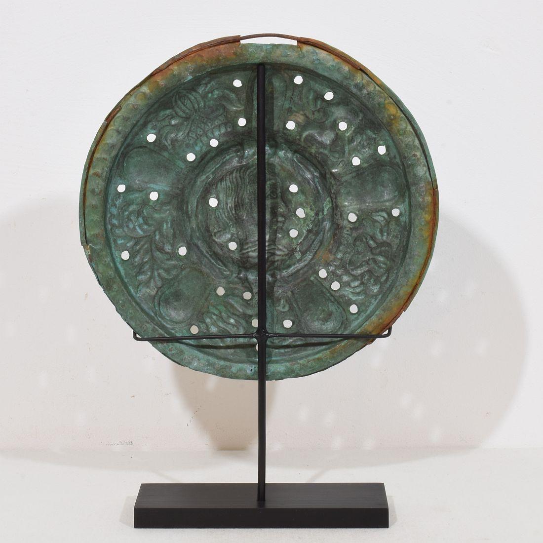 Ein montierter Bassinoire-Deckel aus Messing aus Frankreich, Volkskunst des 17. Jahrhunderts im Zustand „Gut“ im Angebot in Buisson, FR