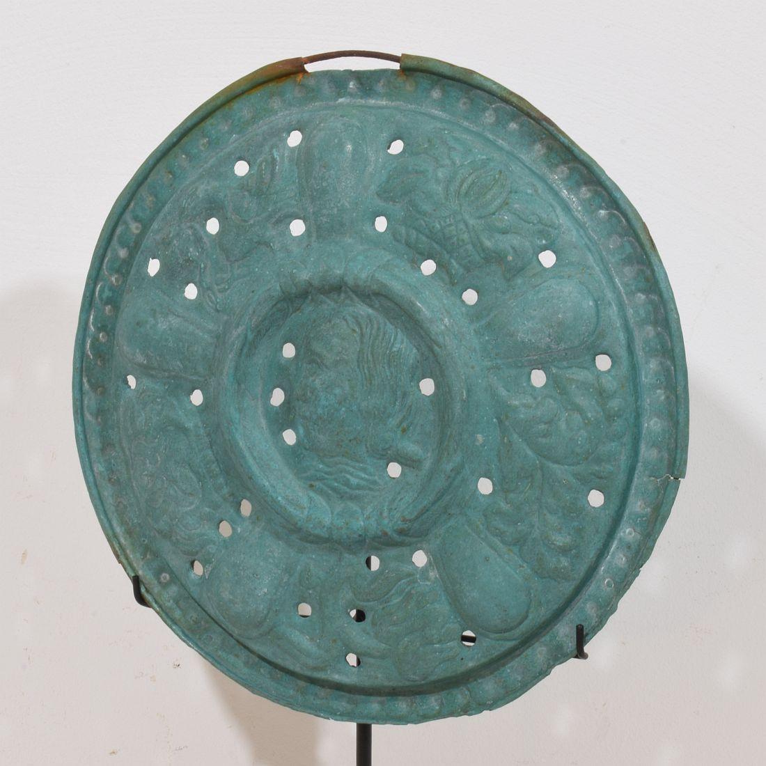 Ein montierter Bassinoire-Deckel aus Messing aus Frankreich, Volkskunst des 17. Jahrhunderts im Angebot 2