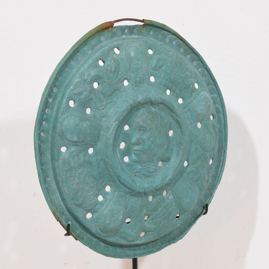 Ein montierter Bassinoire-Deckel aus Messing aus Frankreich, Volkskunst des 17. Jahrhunderts im Angebot 3