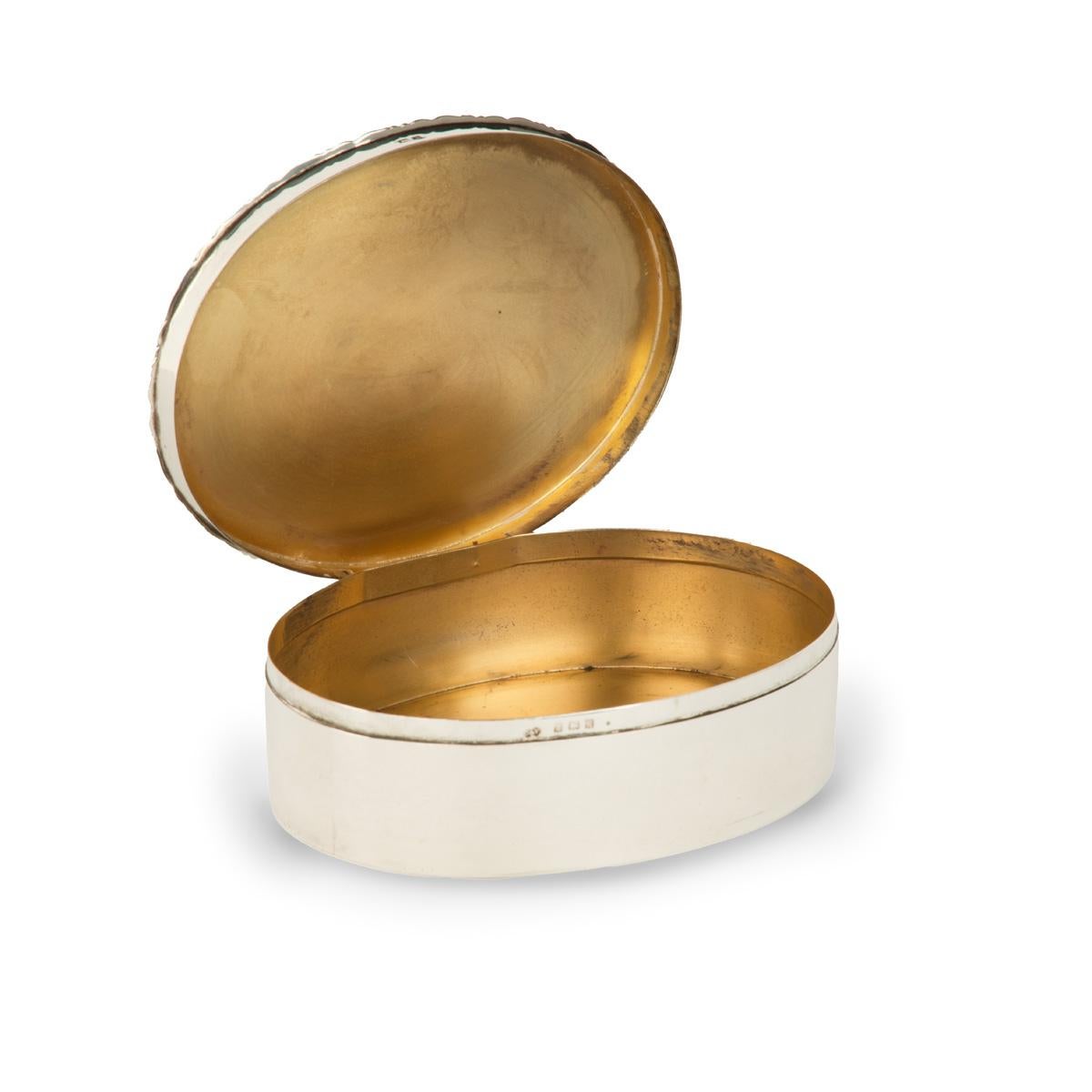 Un prix de course du Mudhook Yacht Club, sous la forme d'une boîte ovale en argent avec un couvercle à charnière légèrement concave et un intérieur doré, portant l'inscription 