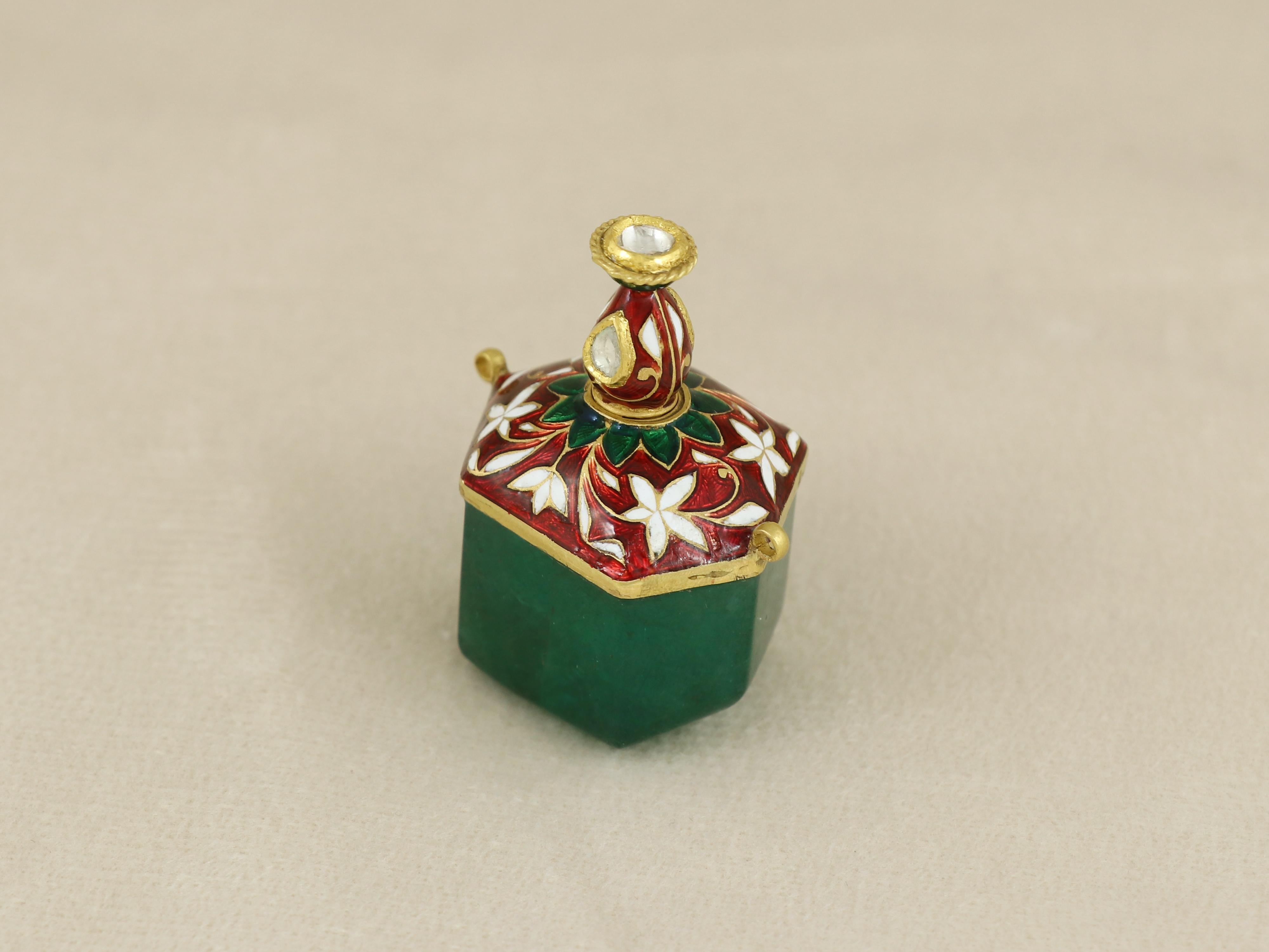 Ce délicat flacon de parfum en émeraude naturelle de Zambie a été sculpté en forme hexagonale et creusé à l'intérieur pour laisser de la place au parfum dans l'émeraude taillée. La bouteille a été fabriquée à partir d'émeraudes de la plus haute