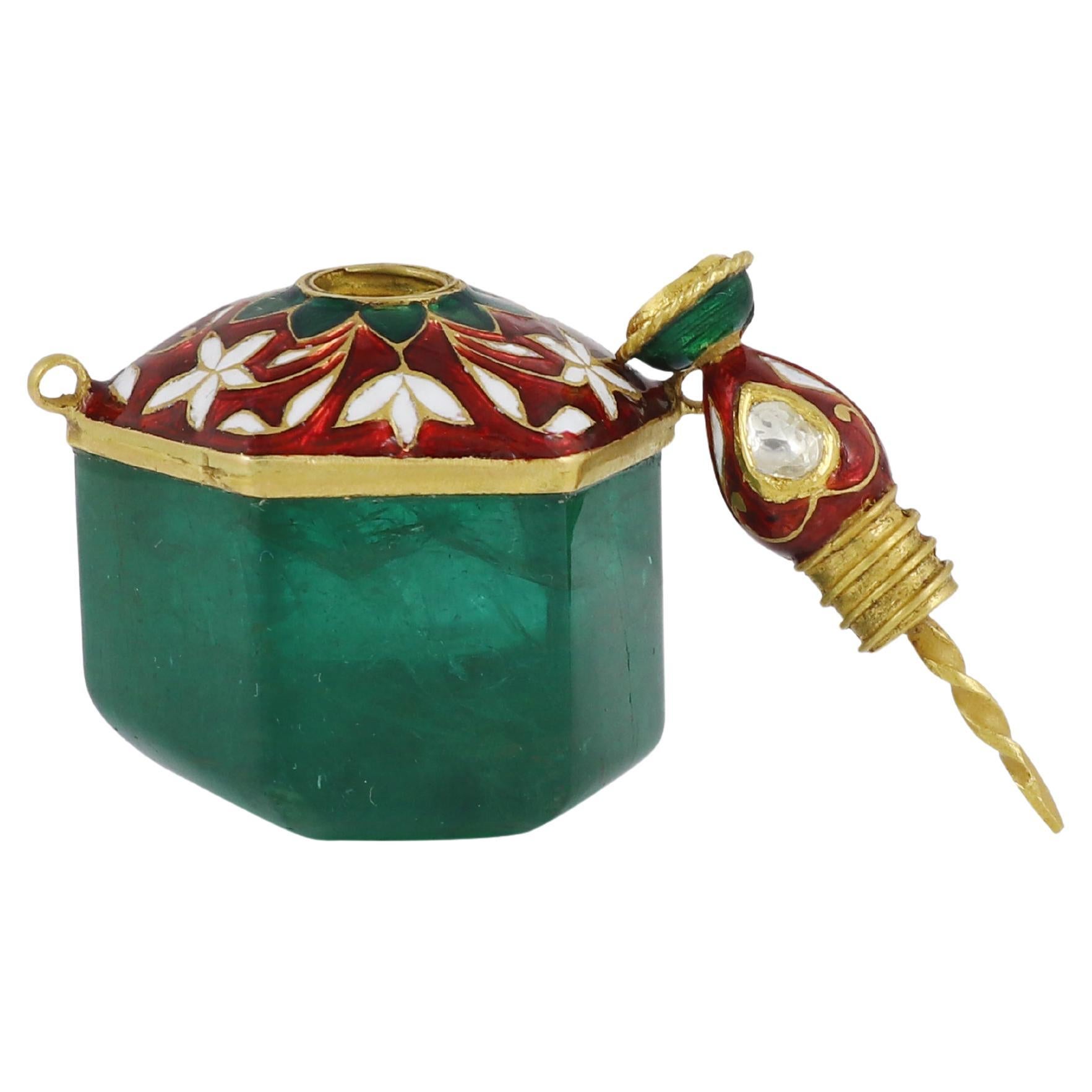 Poli au tonneau Un flacon de parfum moghol en or 22 carats avec charnières pour le pendentif en vente
